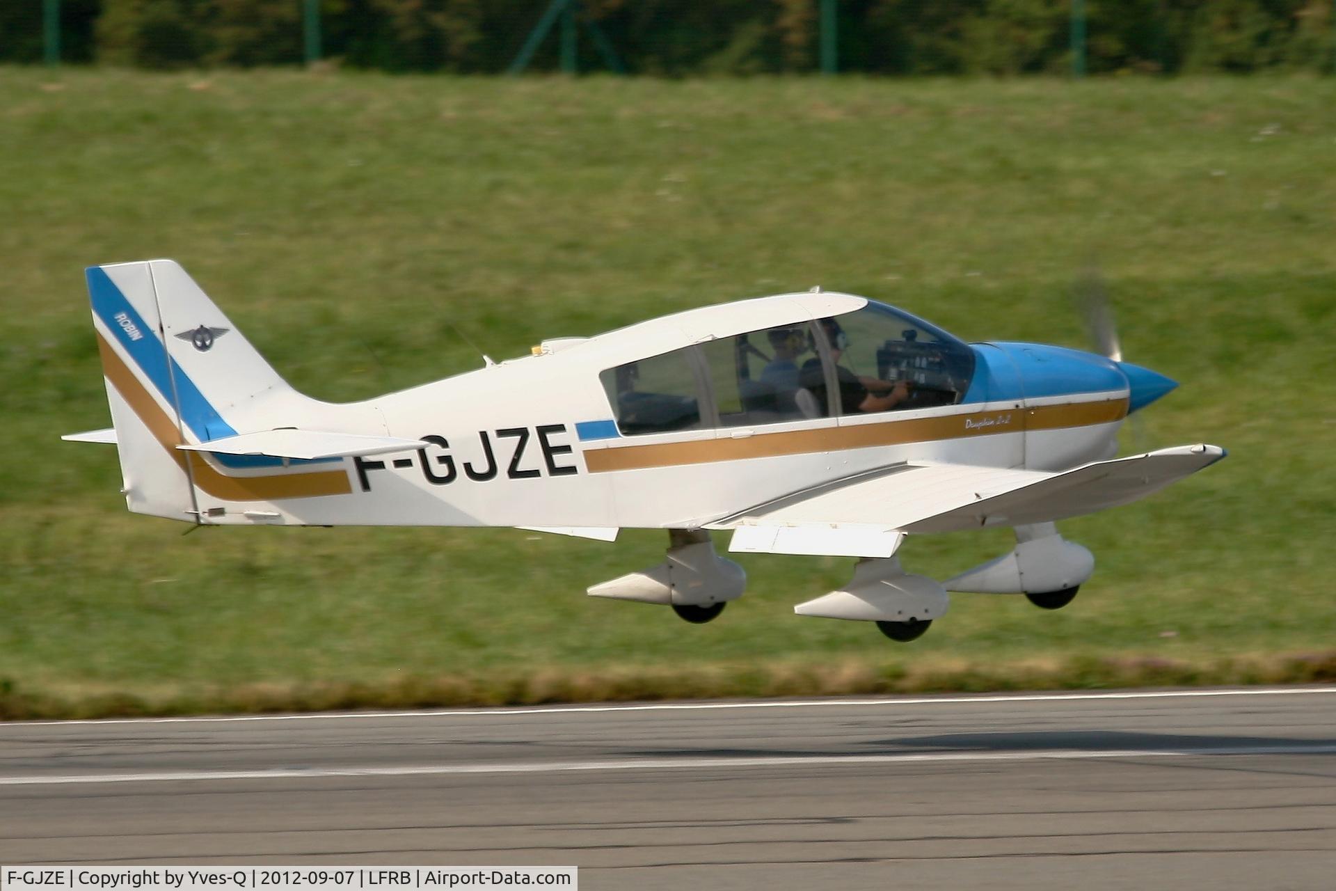 F-GJZE, Robin DR-400-120 Petit Prince C/N 2005, Robin DR-400-120, Landing rwy 07R, Brest-Bretagne Airport (LFRB-BES)