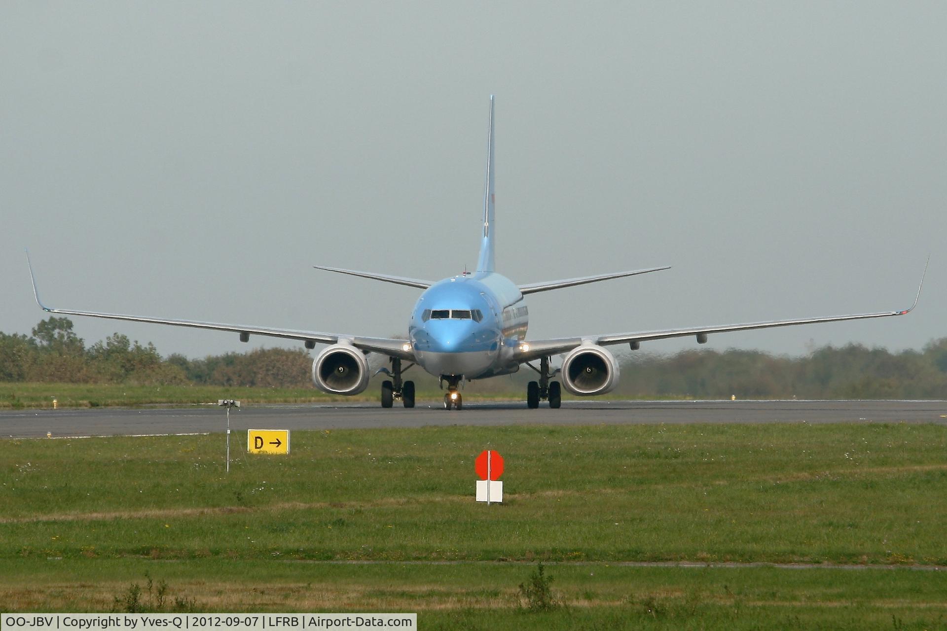 OO-JBV, 1999 Boeing 737-8K5 C/N 27990, Boeing 737-8K5, Taxiing after landing rwy 07R, Brest-Guipavas Airport (LFRB-BES)