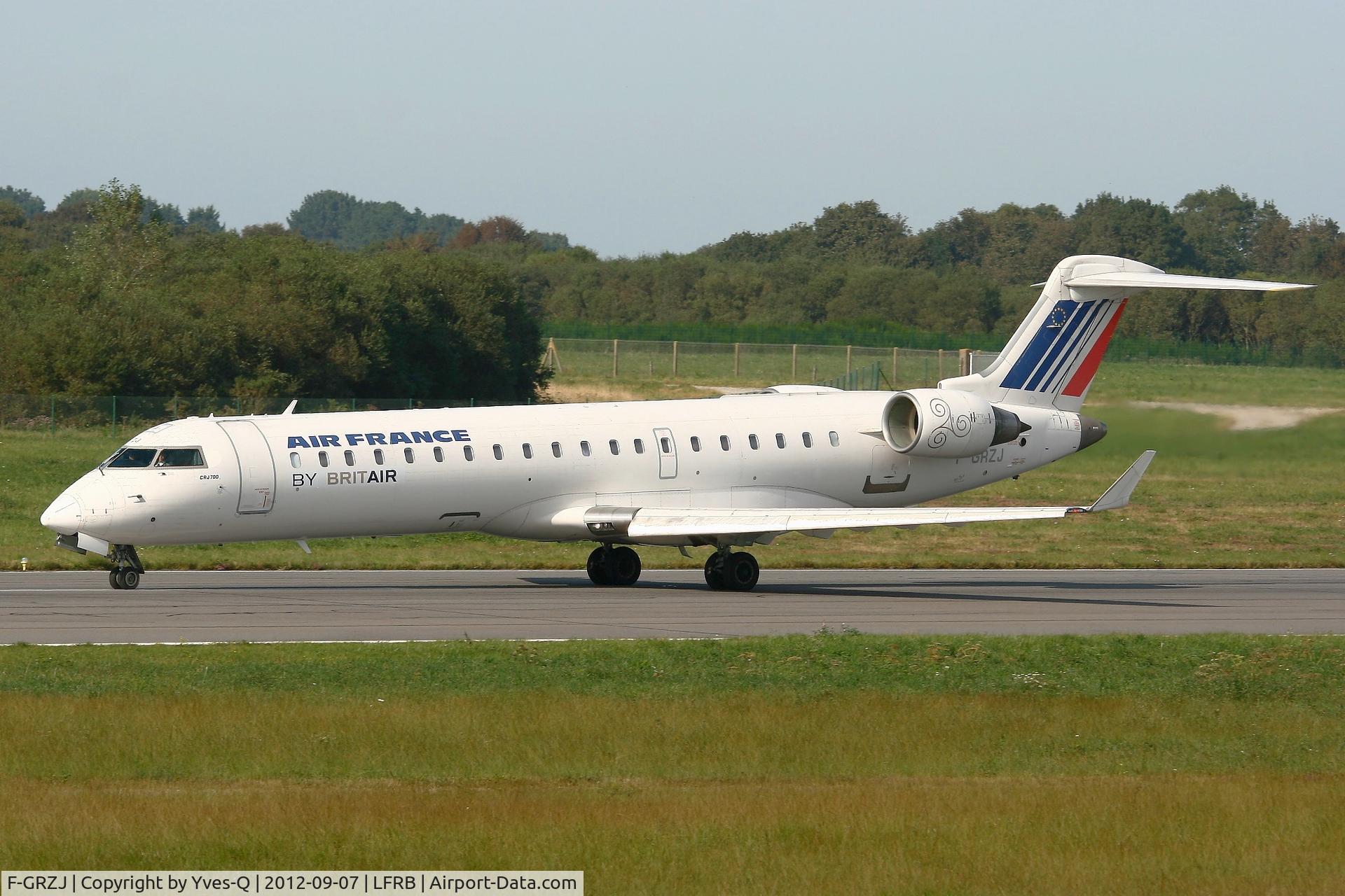 F-GRZJ, Canadair CRJ-702 (CL-600-2C10) Regional Jet C/N 10096, Canadair Regional Jet CRJ-702, Taxiing to holding point Rwy 07R, Brest-Guipavas Airport (LFRB-BES)