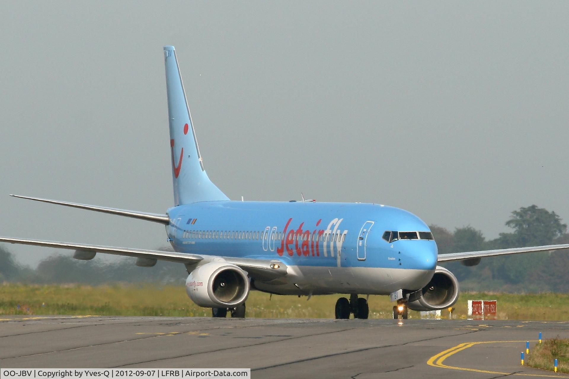 OO-JBV, 1999 Boeing 737-8K5 C/N 27990, Boeing 737-8K5, Taxiing to boarding area, Brest-Guipavas Airport (LFRB-BES)