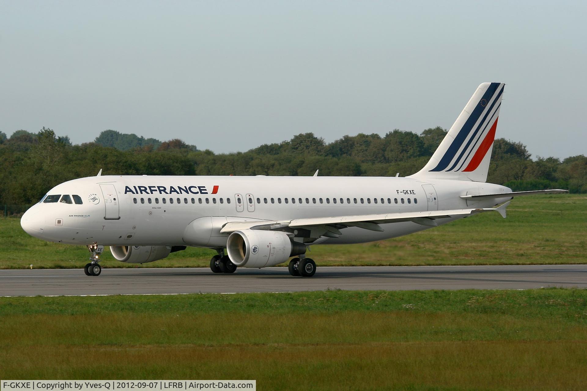 F-GKXE, 2002 Airbus A320-214 C/N 1879, Airbus A320-214, Taxiing to holding point rwy 07R, Brest-Guipavas Airport (LFRB-BES)