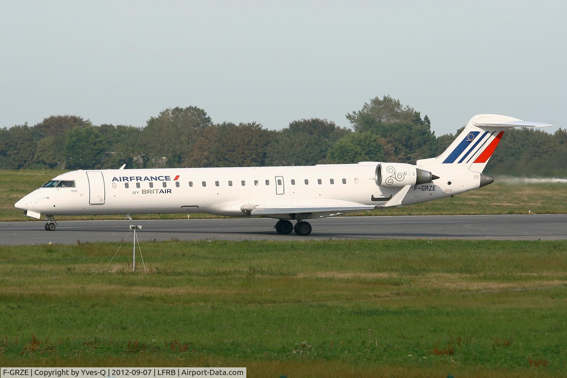 F-GRZE, 2001 Canadair CRJ-702 (CL-600-2C10) Regional Jet C/N 10032, Canadair Regional Jet CRJ-702, Taxiing to holding point rwy 07R, Brest-Guipavas Airport (LFRB-BES)