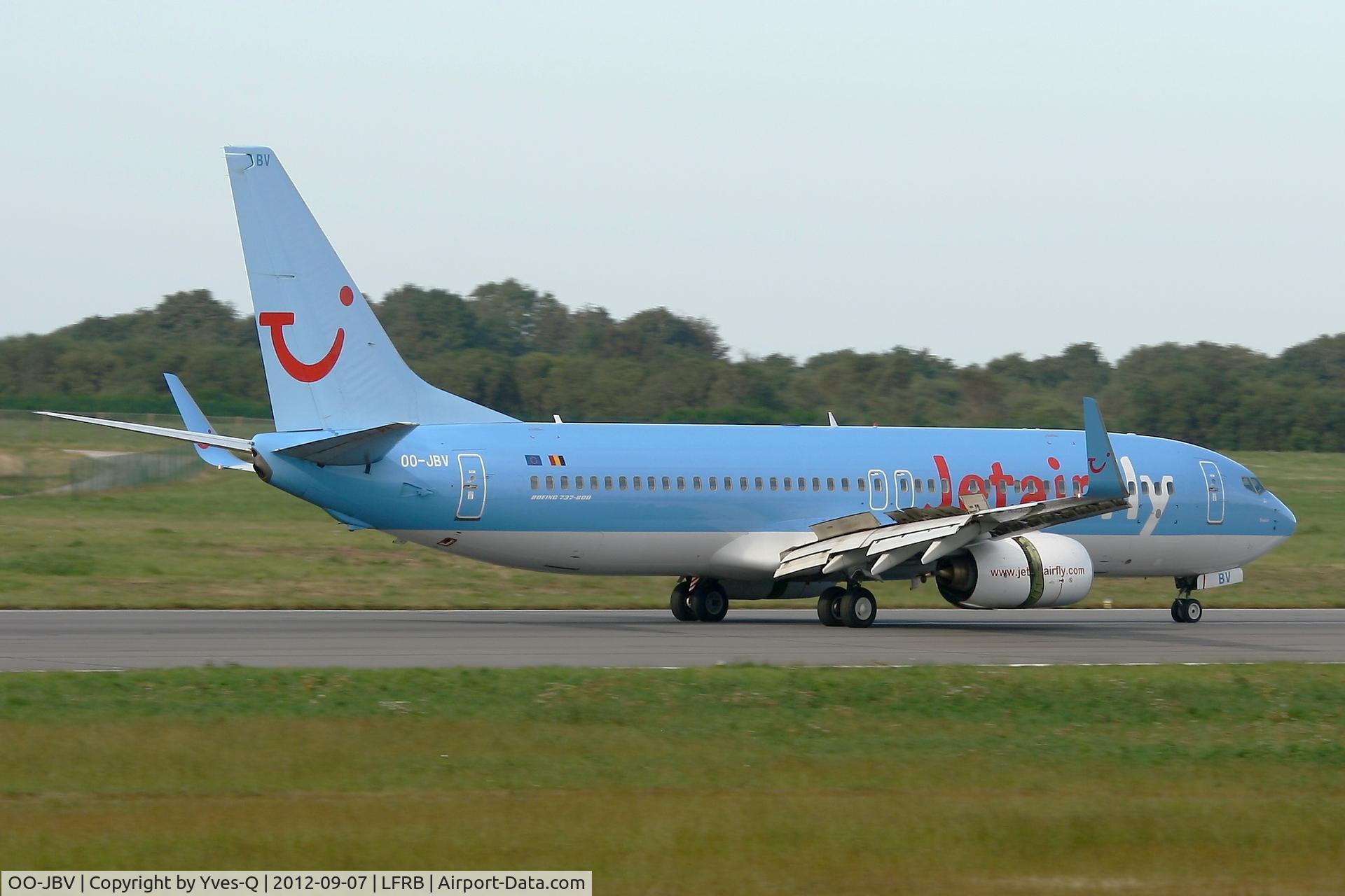 OO-JBV, 1999 Boeing 737-8K5 C/N 27990, Boeing 737-8K5, Max reverse thrust landing rwy 07R, Brest-Guipavas Airport (LFRB-BES)