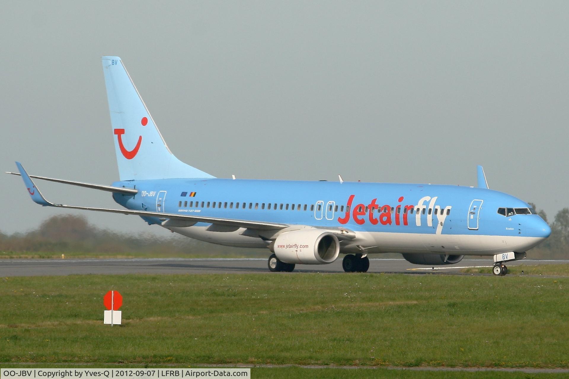 OO-JBV, 1999 Boeing 737-8K5 C/N 27990, Boeing 737-8K5, Taxiing after landing rwy 07R, Brest-Guipavas Airport (LFRB-BES)