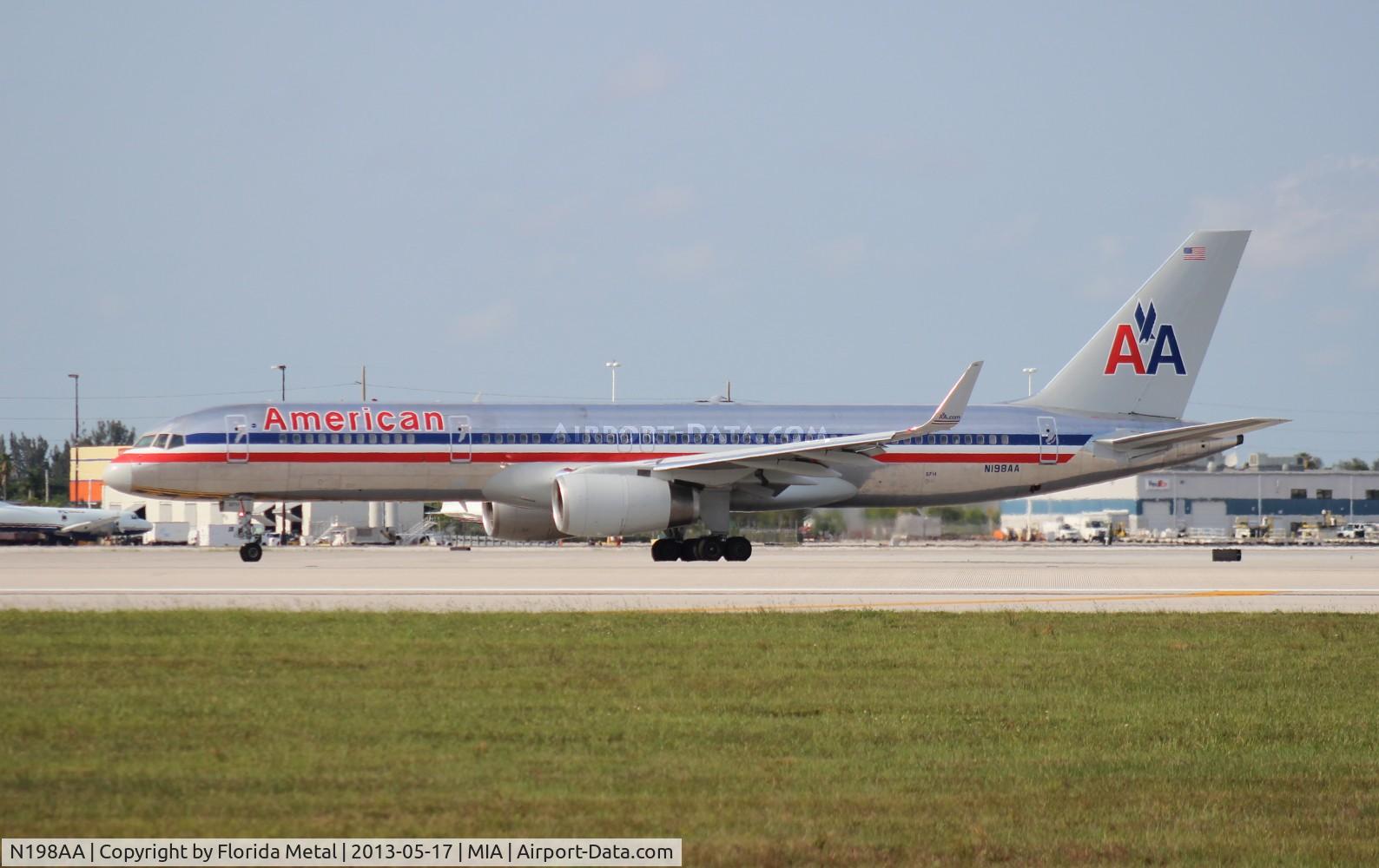 N198AA, 2001 Boeing 757-223 C/N 32392, American 757-200