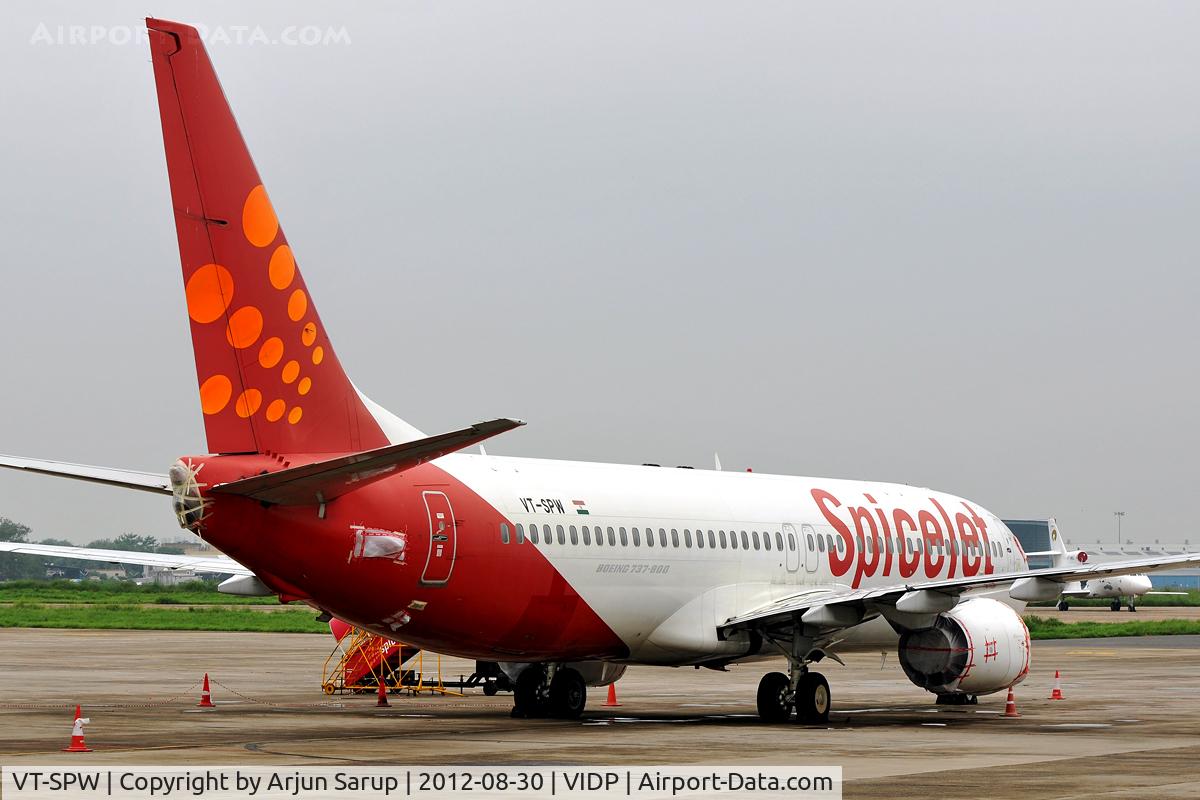 VT-SPW, 2006 Boeing 737-86N C/N 32672, 'Cinnamon' looking immobile on the tarmac.