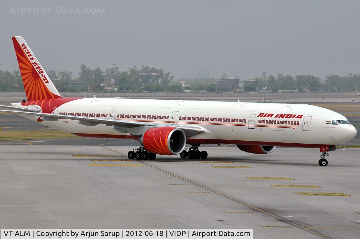 VT-ALM, 2008 Boeing 777-337/ER C/N 36311, 'Himachal Pradesh' taxiing into IGIA T-3.