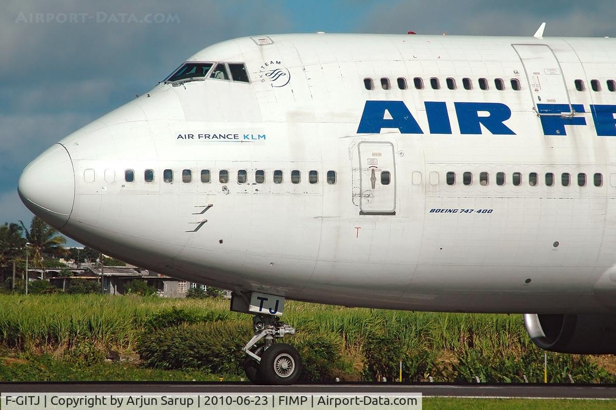 F-GITJ, 2004 Boeing 747-428 C/N 32871, Looking ready for a paint job, this B-747 is set to depart for CDG from rwy 14 at Plaisance.