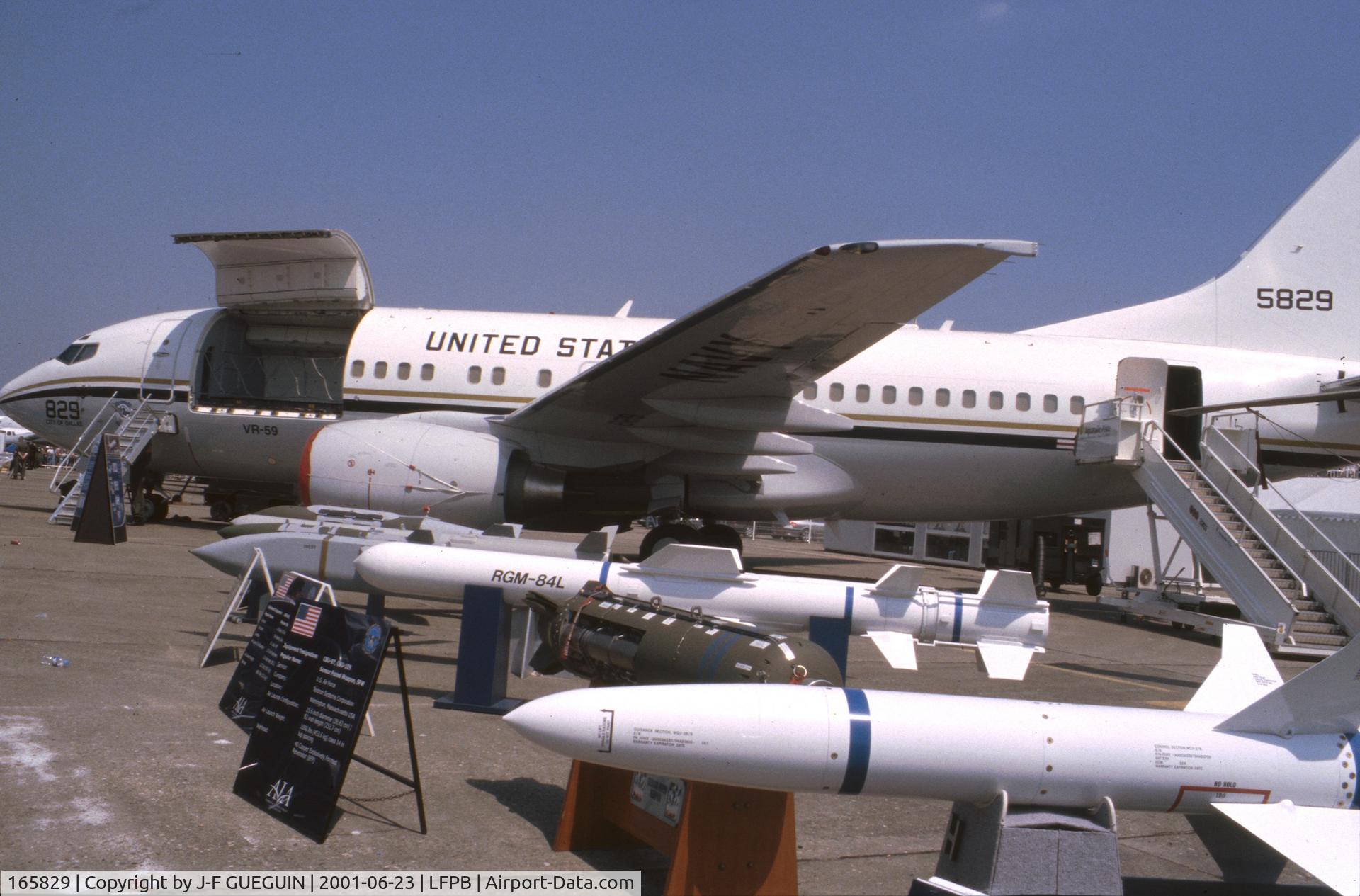 165829, 2000 Boeing C-40A Clipper C/N 29979, On display at 2001 Paris-Le Bourget airshow; badge of US Navy squadron VR-59.