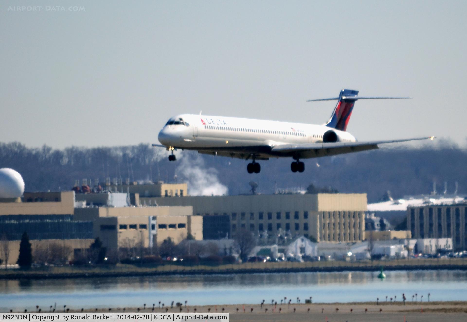 N923DN, 1998 McDonnell Douglas MD-90-30 C/N 53585, Approach to National
