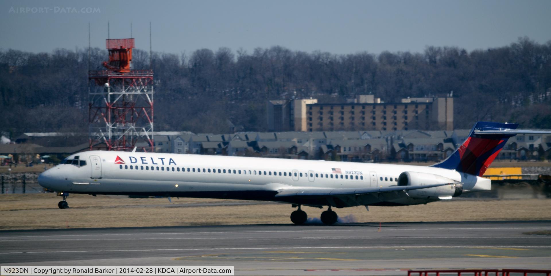N923DN, 1998 McDonnell Douglas MD-90-30 C/N 53585, Landing roll National