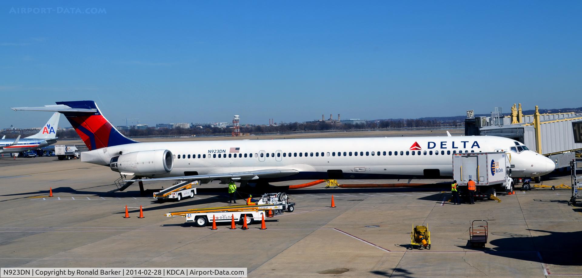 N923DN, 1998 McDonnell Douglas MD-90-30 C/N 53585, Gate 19 National