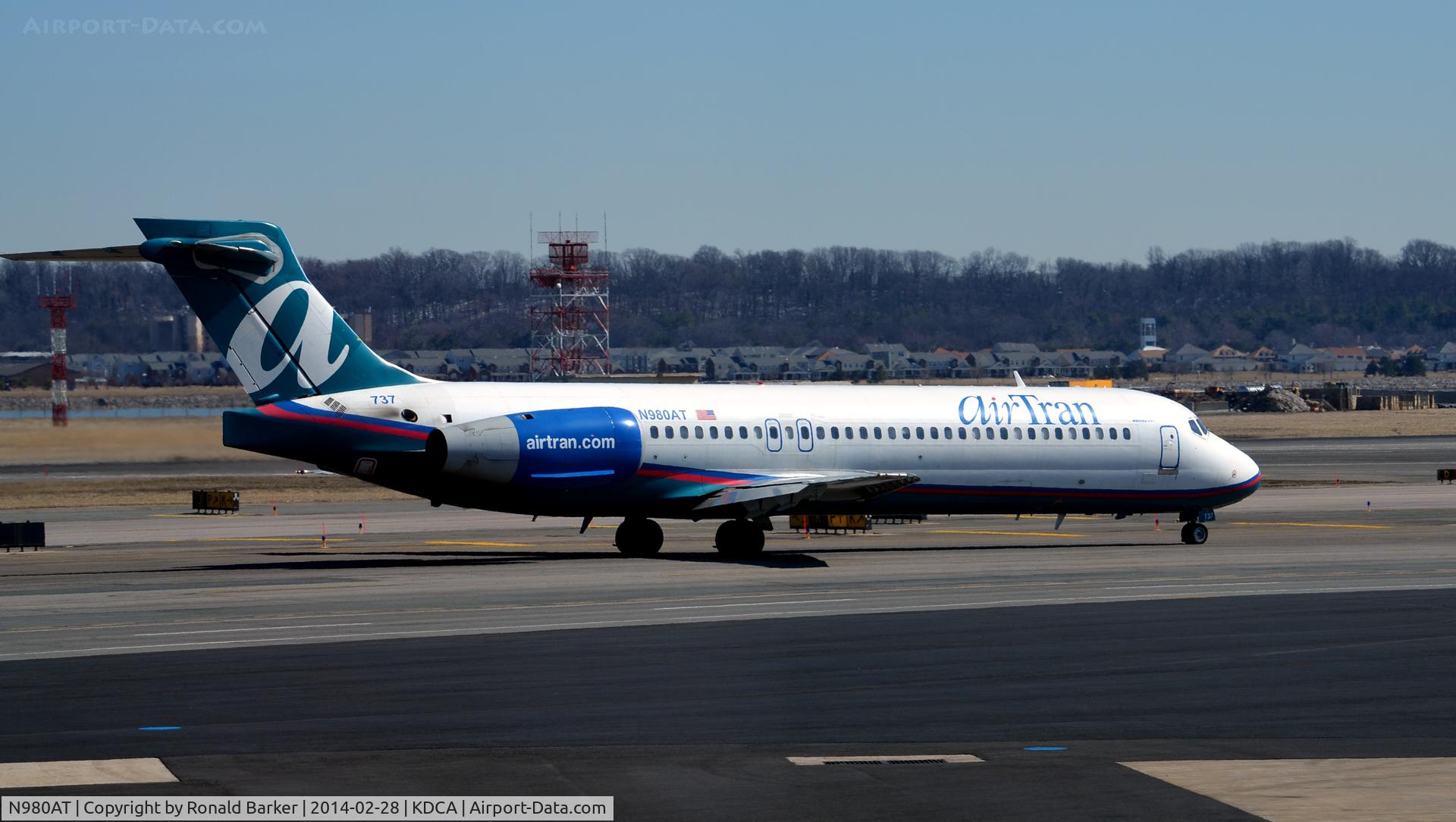 N980AT, 2002 Boeing 717-200 C/N 55039, Taxi to parking National
