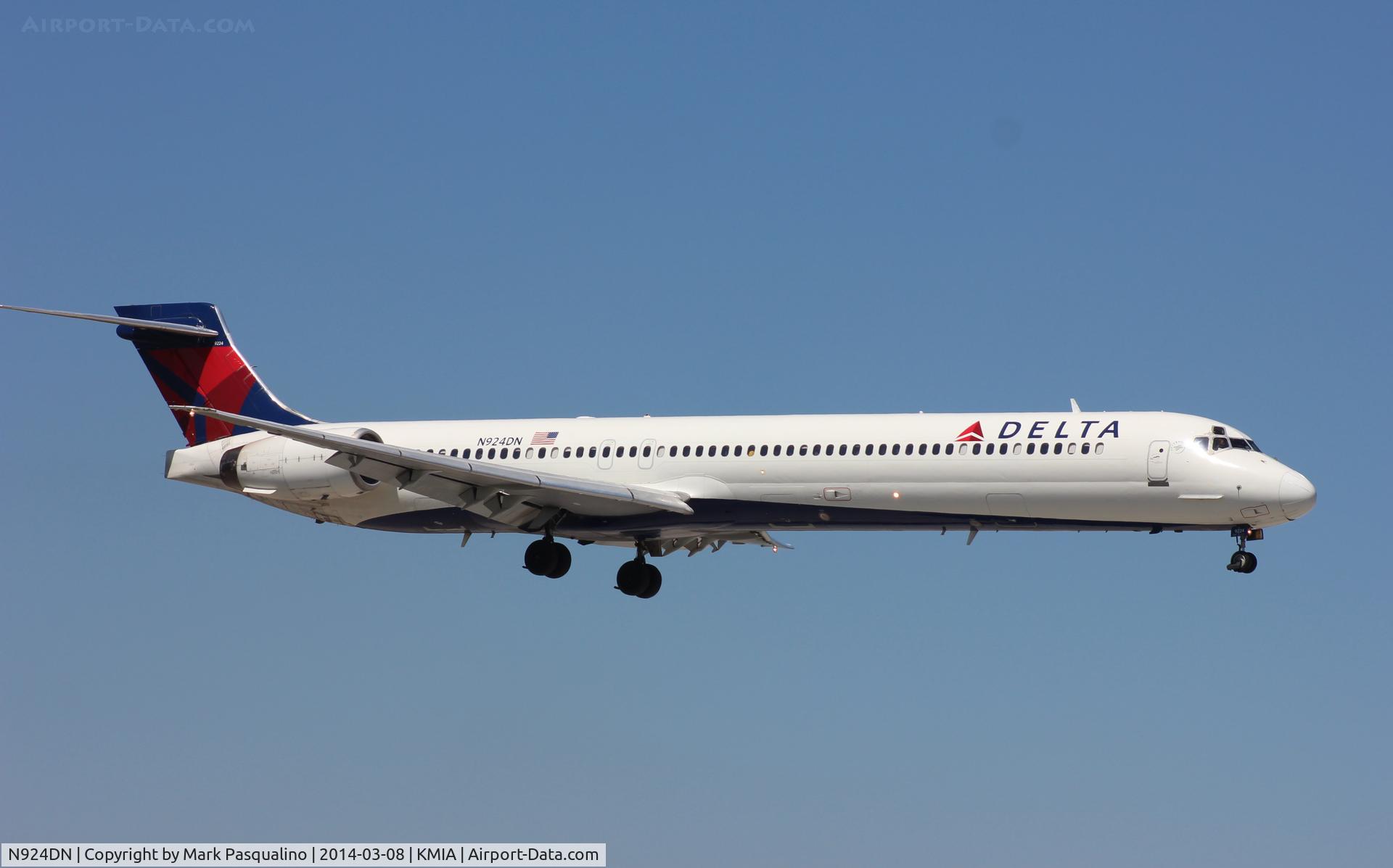 N924DN, 1998 McDonnell Douglas MD-90-30 C/N 53586, MD-90-30