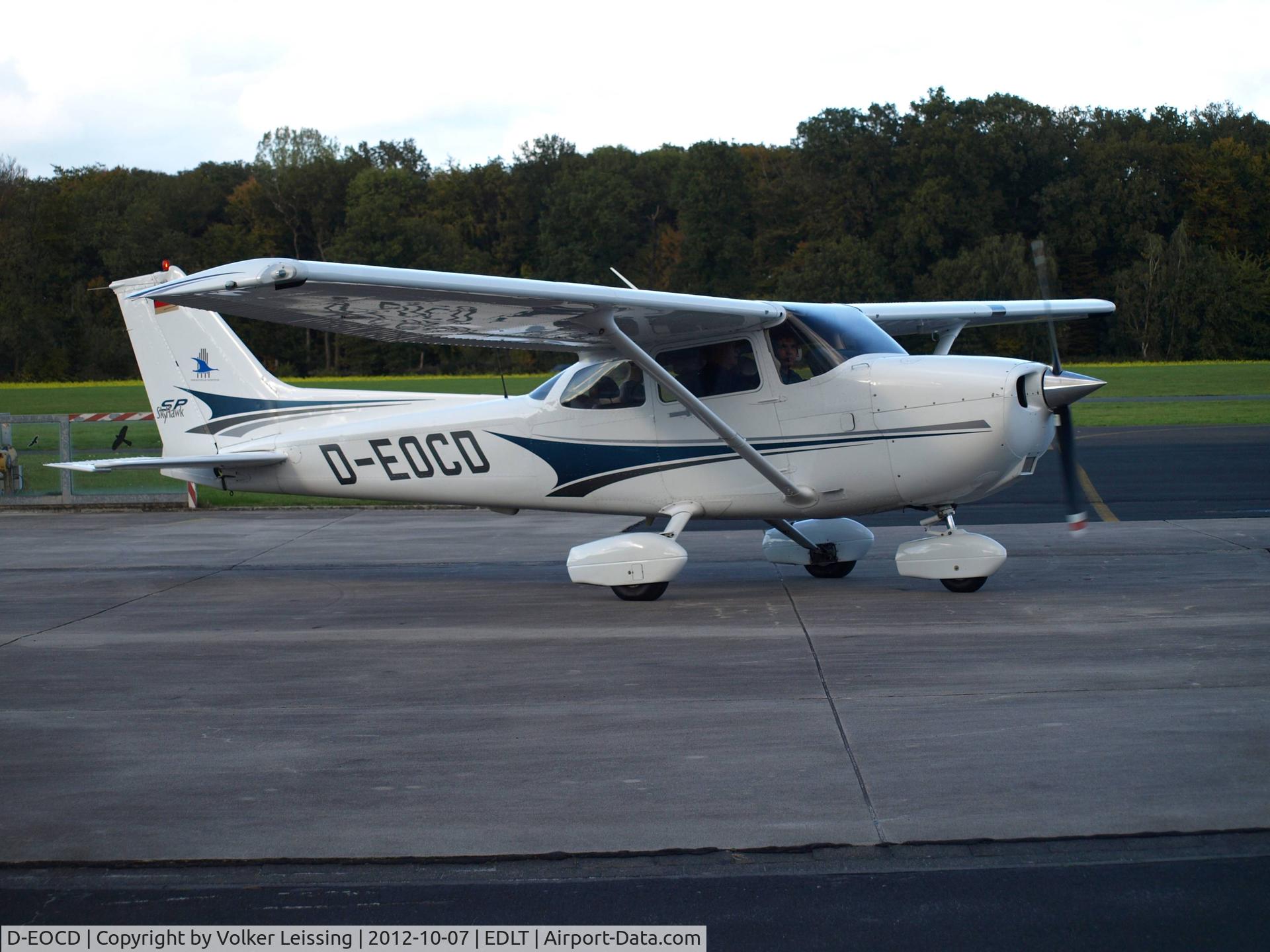 D-EOCD, 2004 Cessna 172S Skyhawk SP C/N 172S9675, taxing
