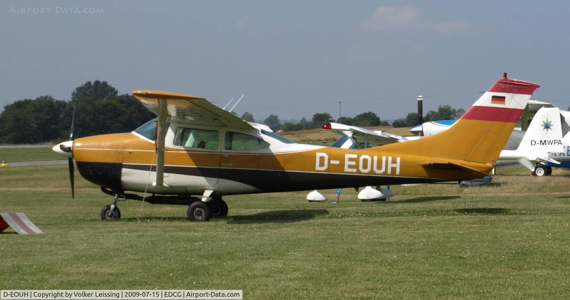 D-EOUH, 1993 Cessna 182M Skylane C/N 18259392, parking