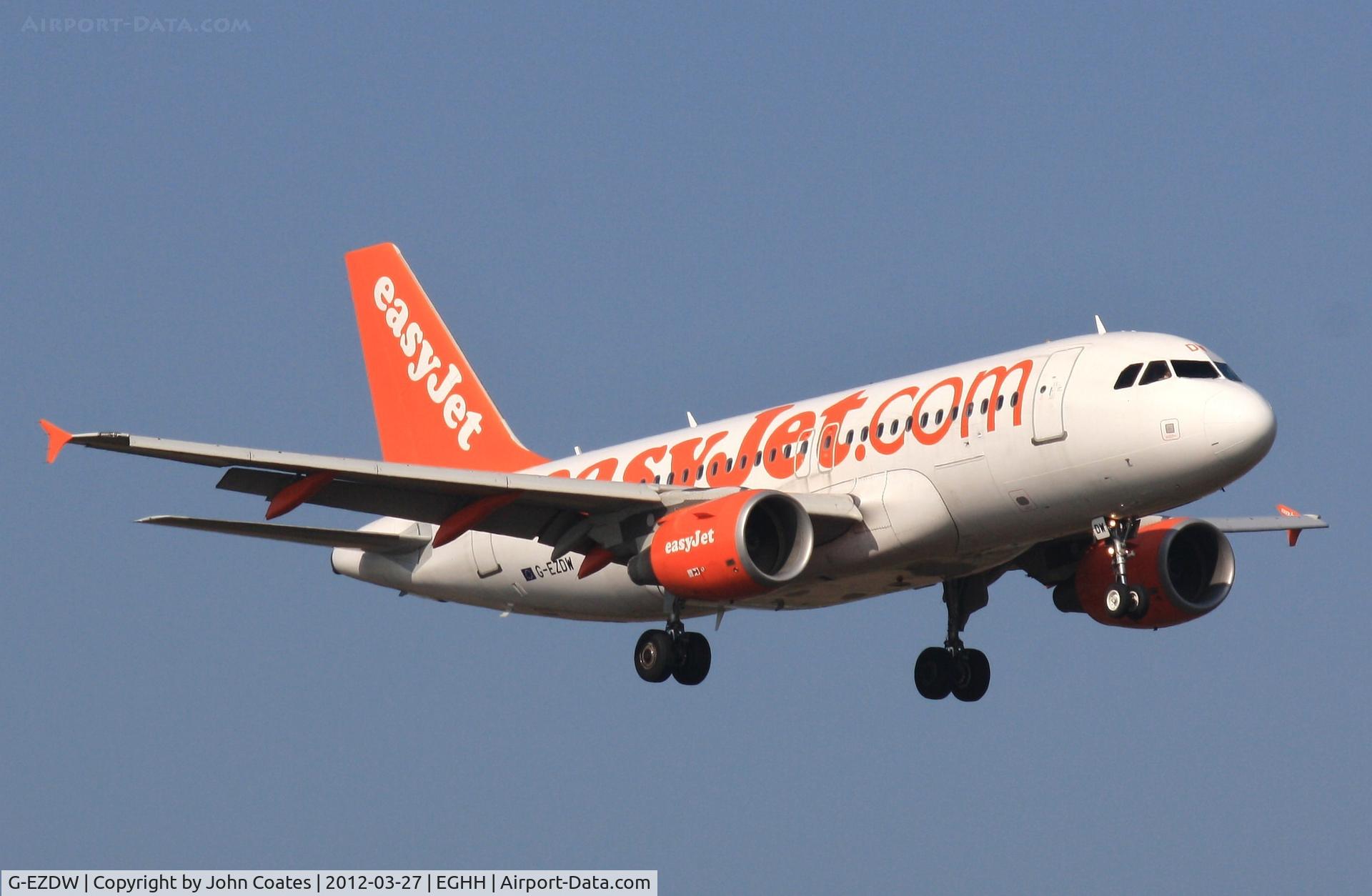 G-EZDW, 2008 Airbus A319-111 C/N 3746, Finals to 08