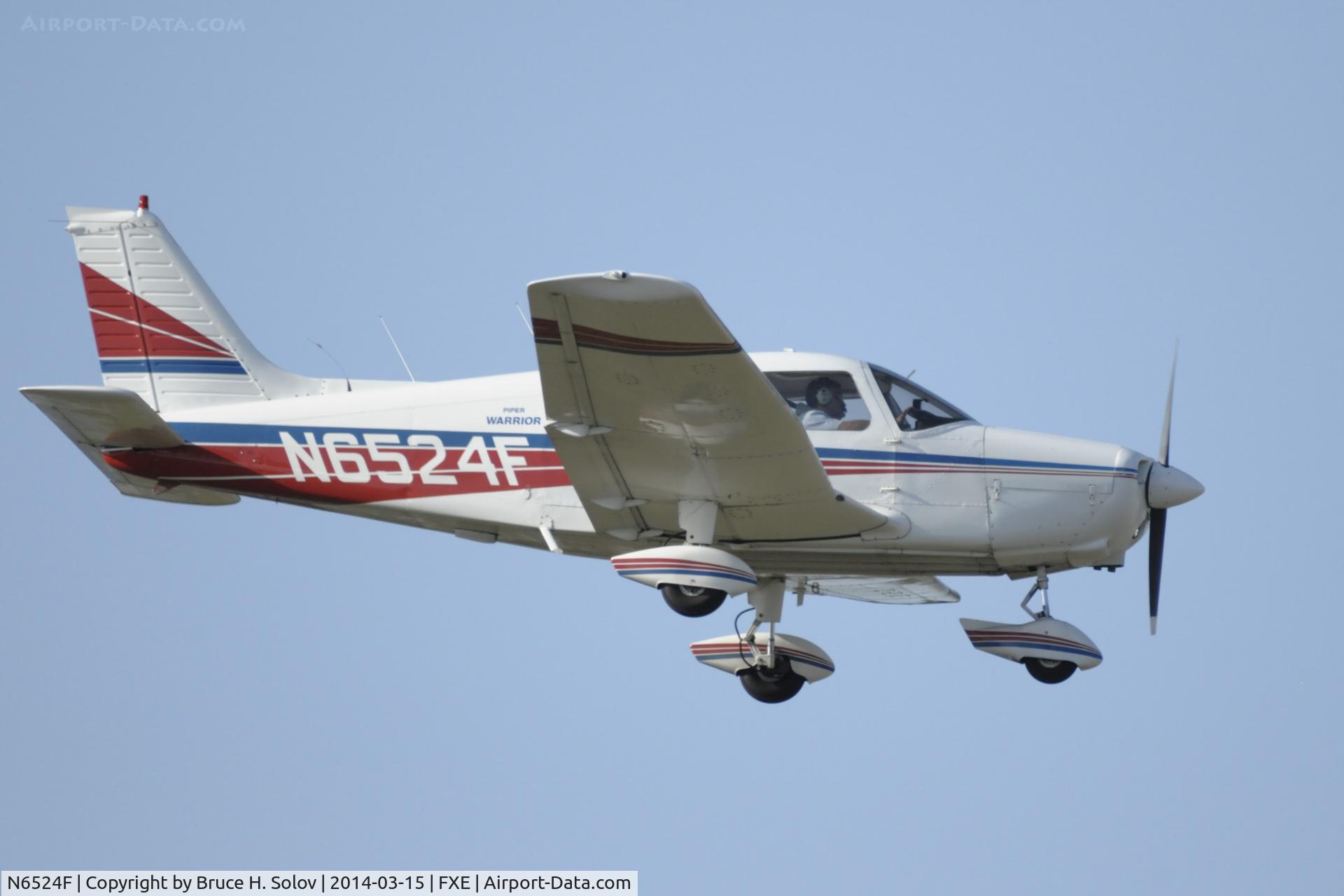N6524F, 1976 Piper PA-28-151 C/N 28-7715166, landing at FXE