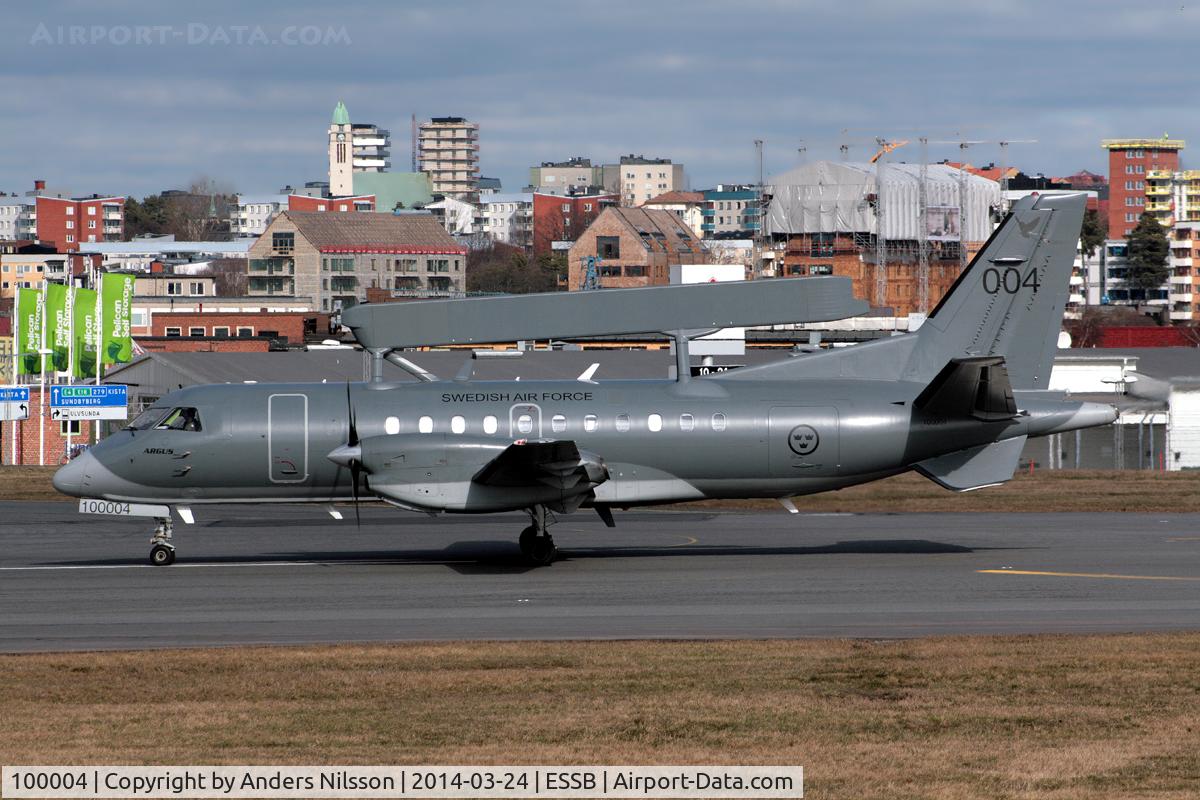 100004, 1996 Saab S100D Argus (340AEW) C/N 340B-395, Lining up runway 30.