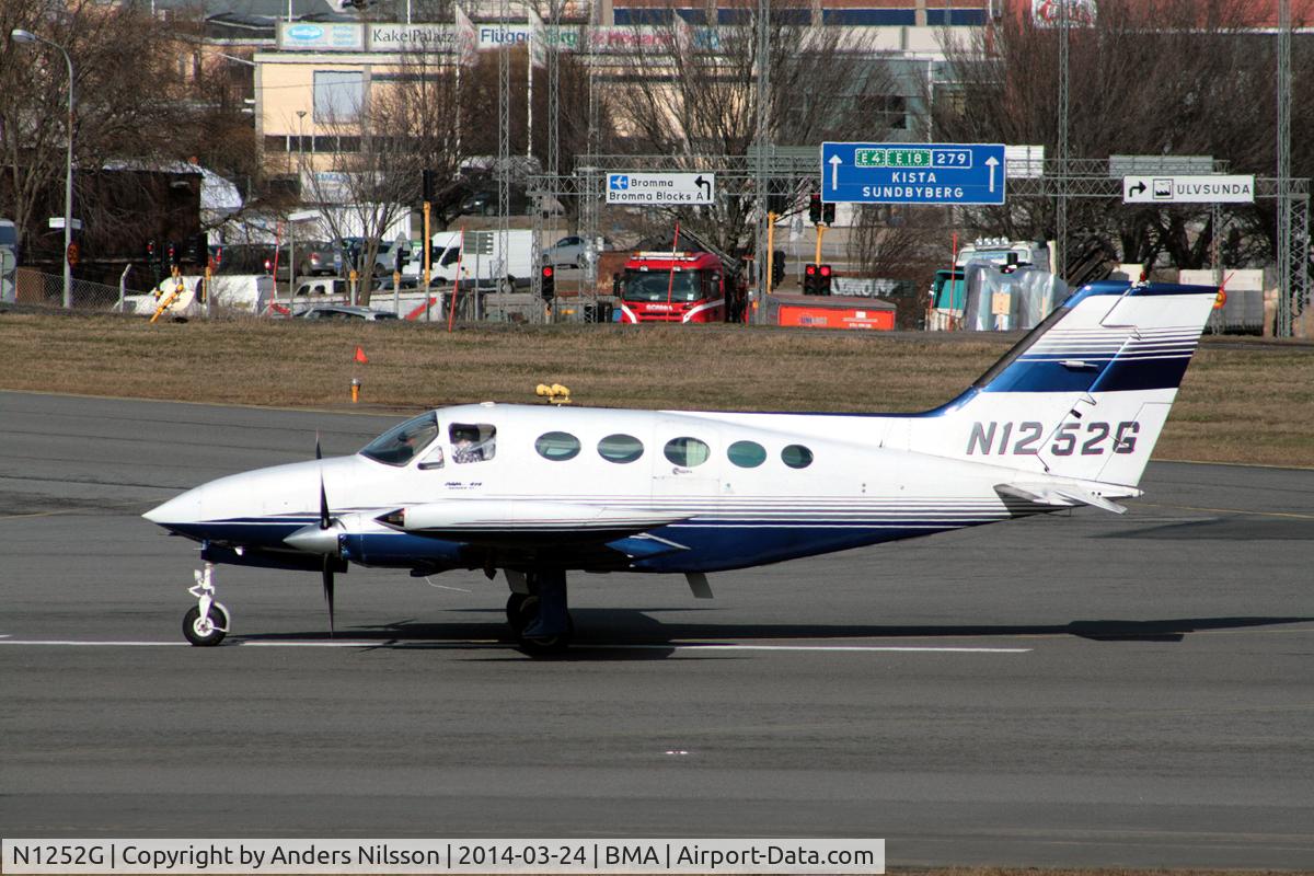 N1252G, 1975 Cessna 414 Chancellor C/N 414-0809, Lining up runway 30.
