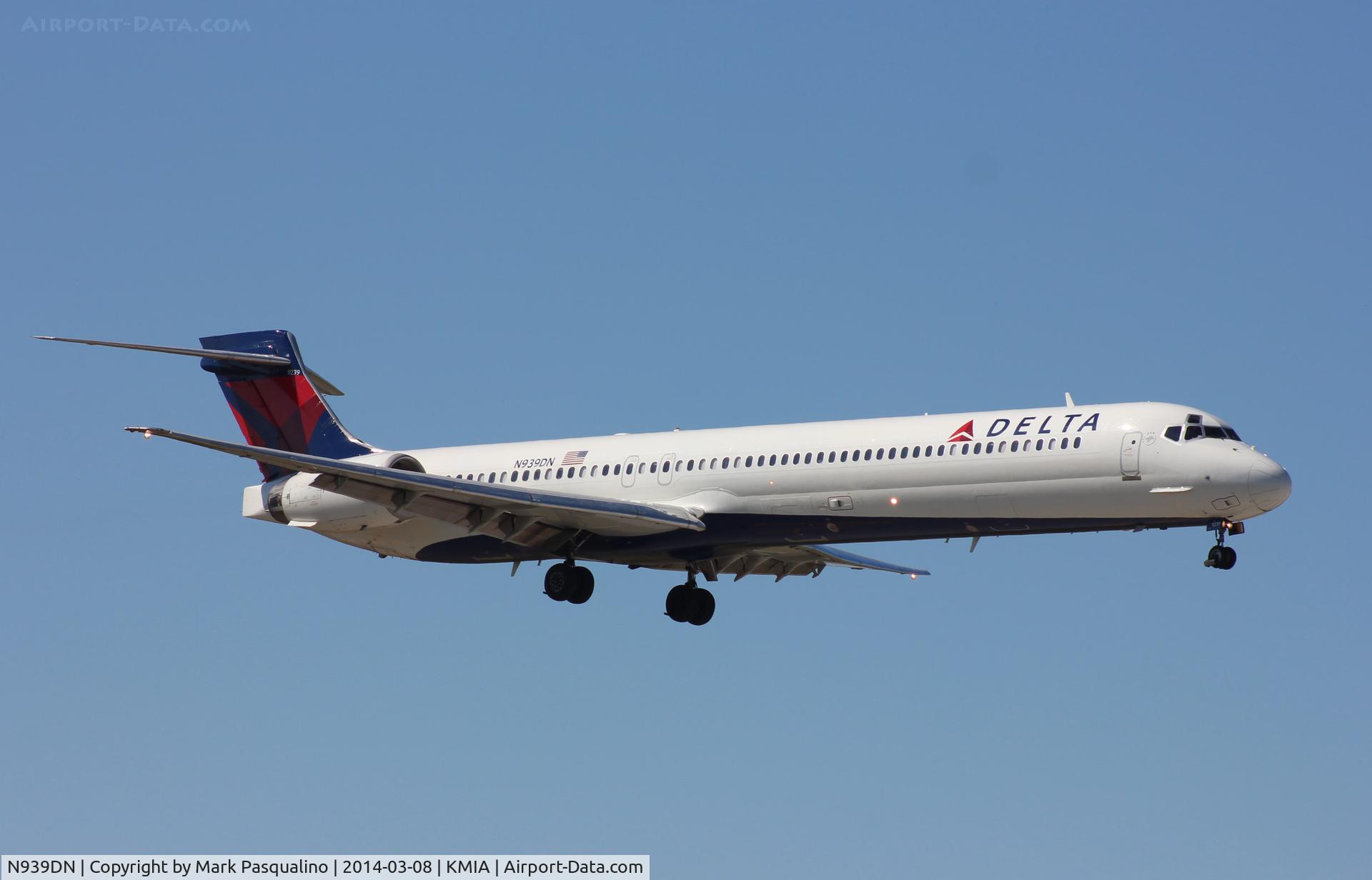 N939DN, 1996 McDonnell Douglas MD-90-30 C/N 53356, MD-90-30