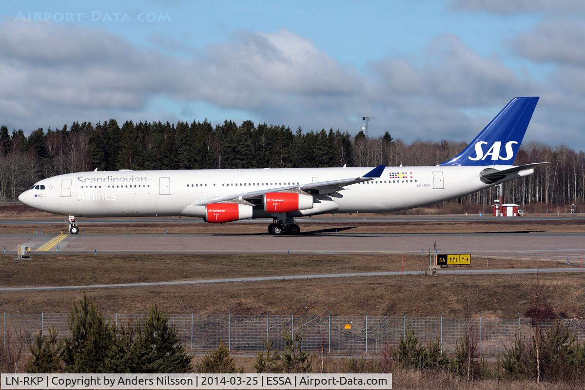 LN-RKP, 1997 Airbus A340-313X C/N 167, Lining up runway 01L.