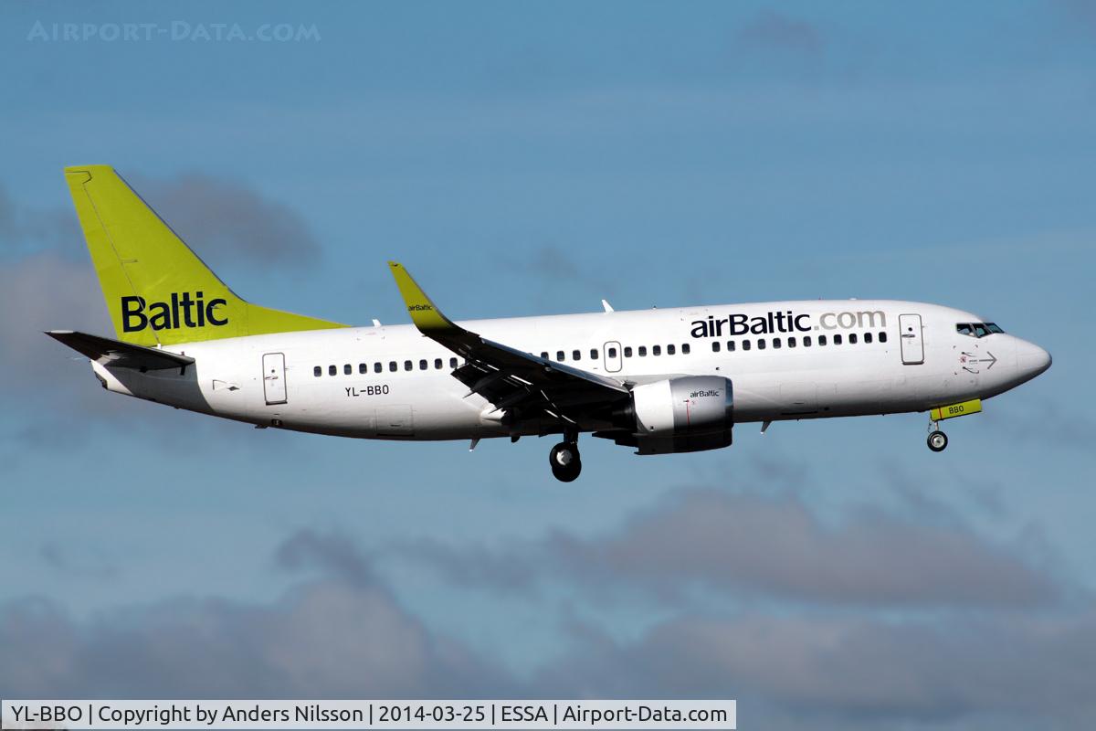 YL-BBO, 1998 Boeing 737-33V C/N 29335, Lining up runway 01L.
