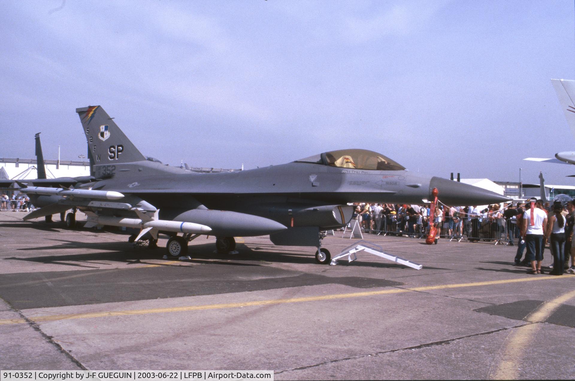 91-0352, 1993 General Dynamics F-16CJ Fighting Falcon C/N CC-50, On display at 2003 Paris-Le Bourget airshow.