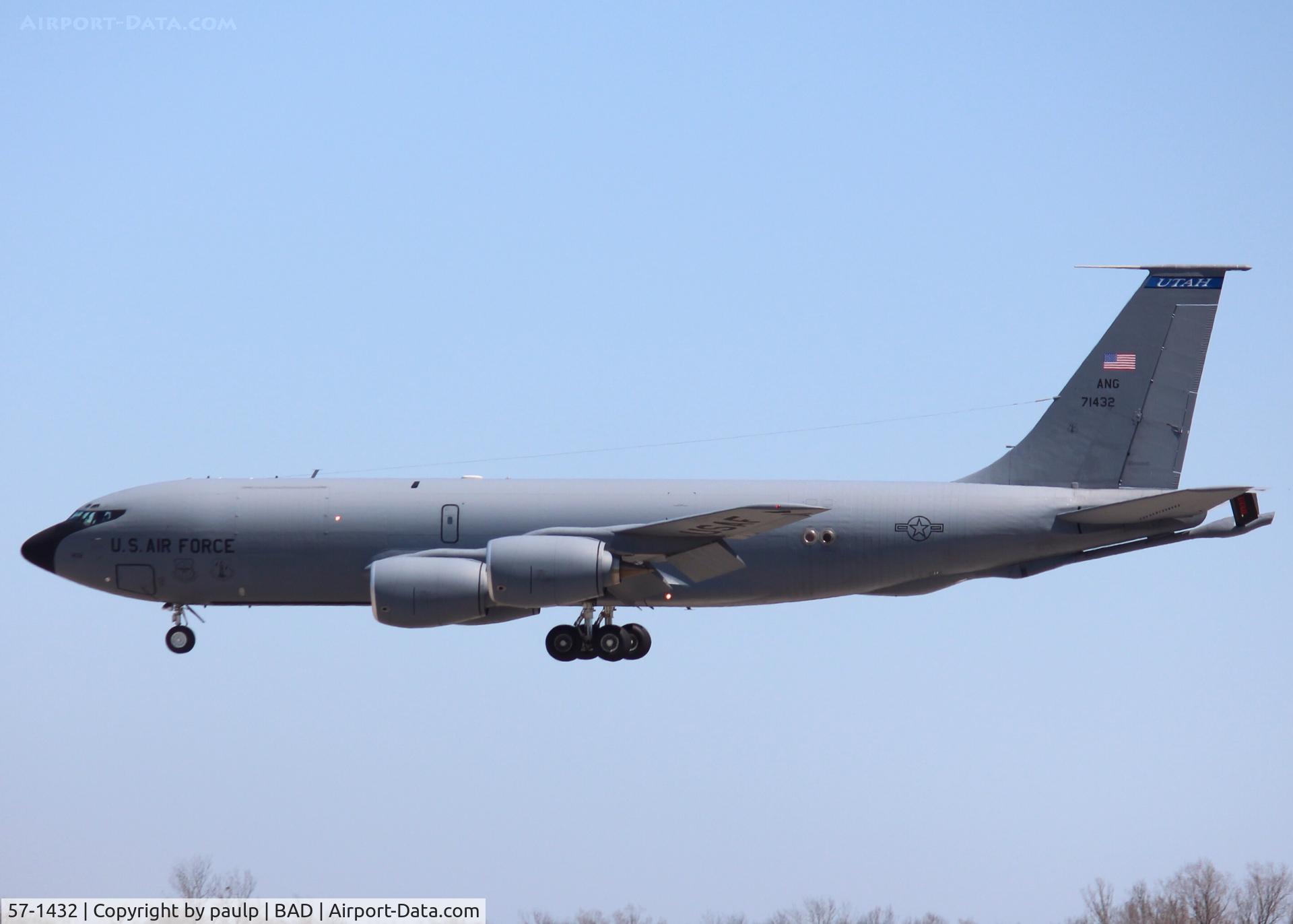 57-1432, 1957 Boeing KC-135R Stratotanker C/N 17503, Landing at Barksdale Air Force Base.