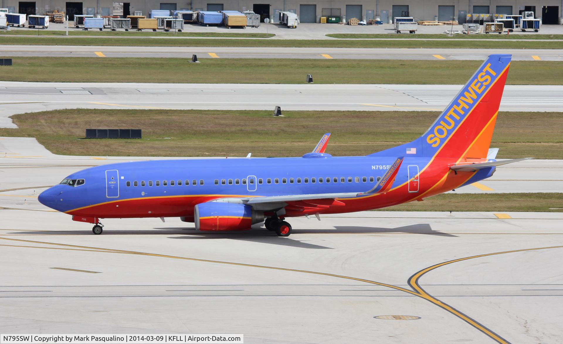N795SW, 2001 Boeing 737-7H4 C/N 30606, Boeing 737-700