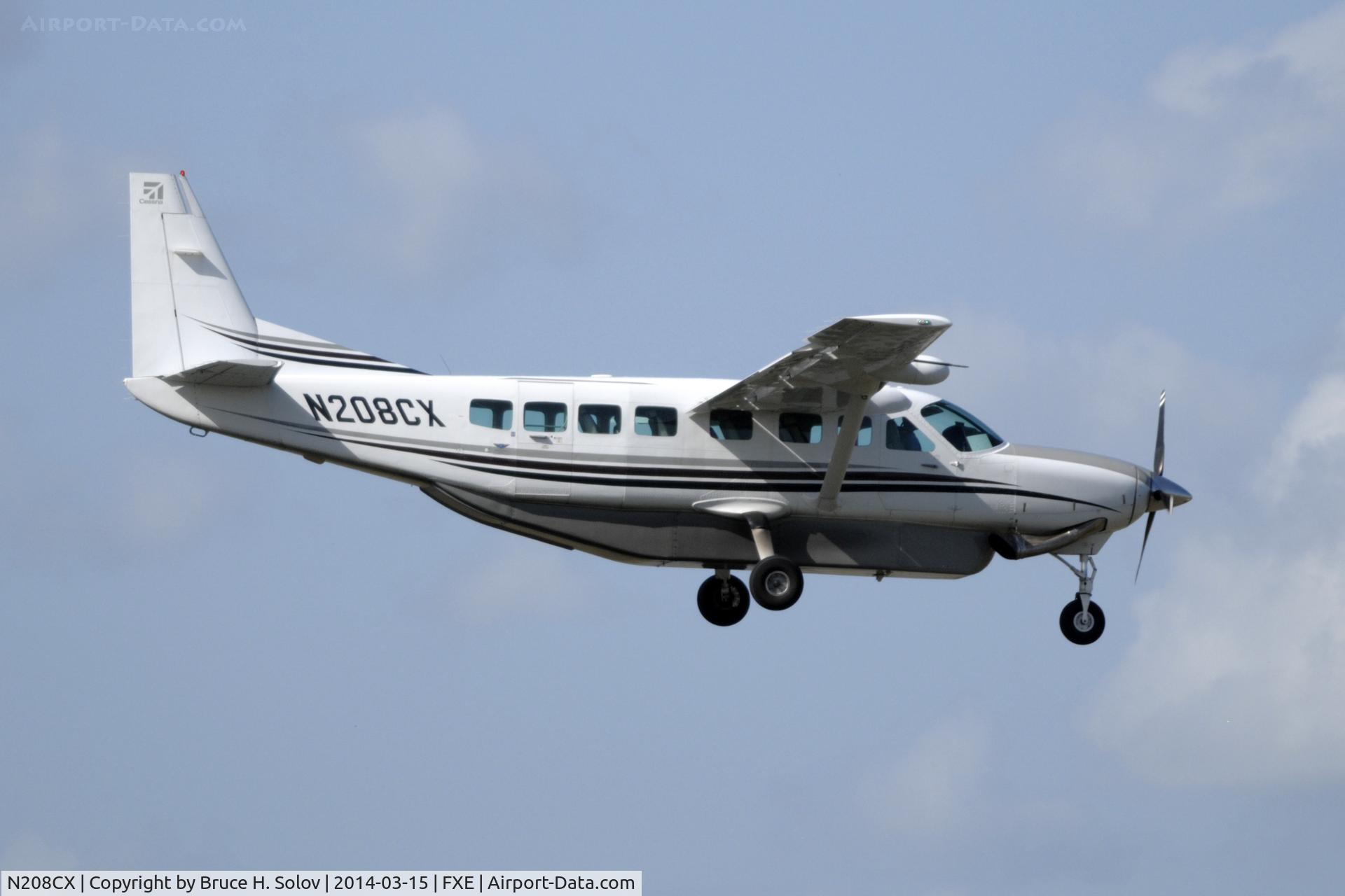N208CX, 2003 Cessna 208B C/N 208B1014, On final approach to runway 8