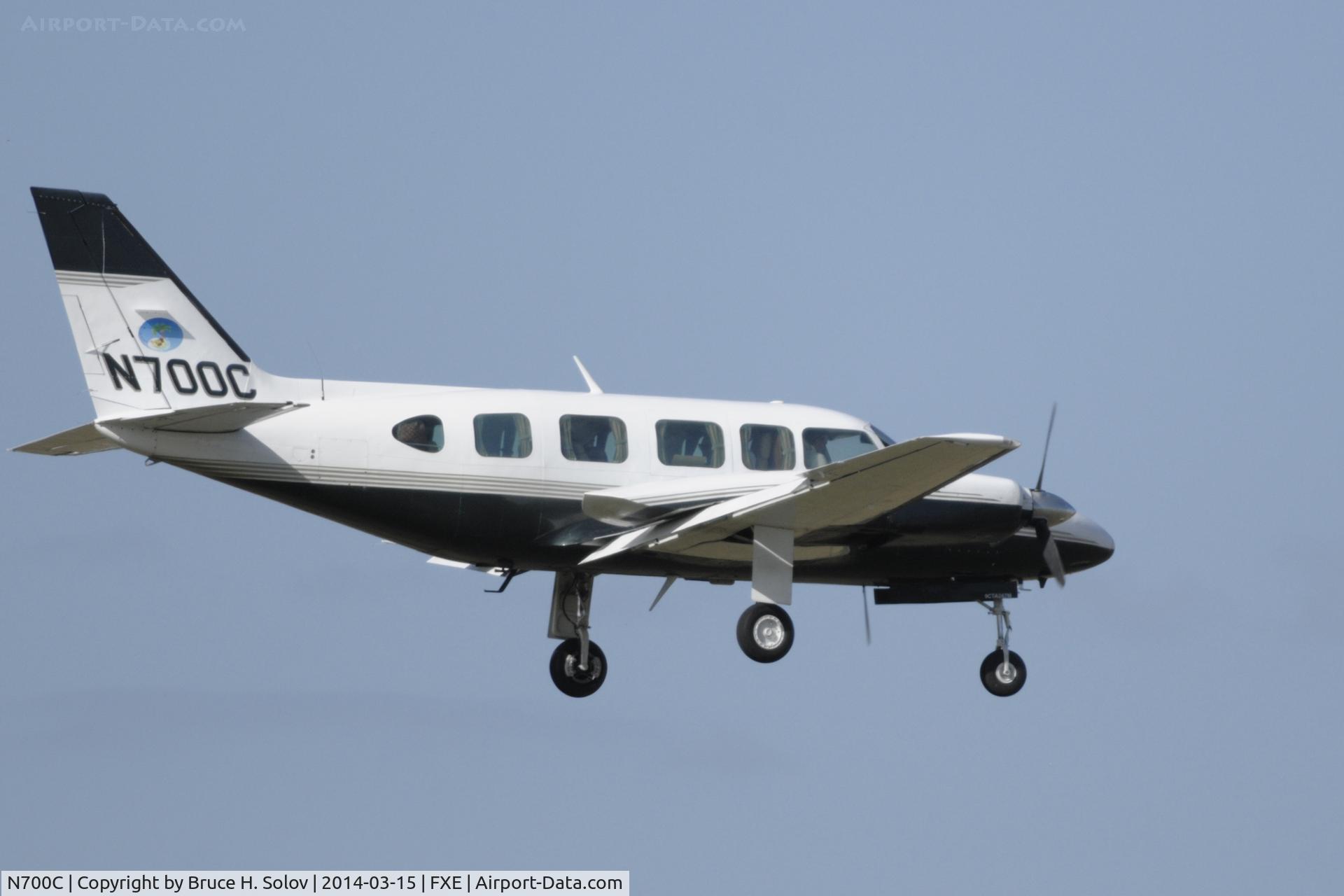 N700C, 1974 Piper PA-31-350 Chieftain C/N 31-7405497, approaching FXE