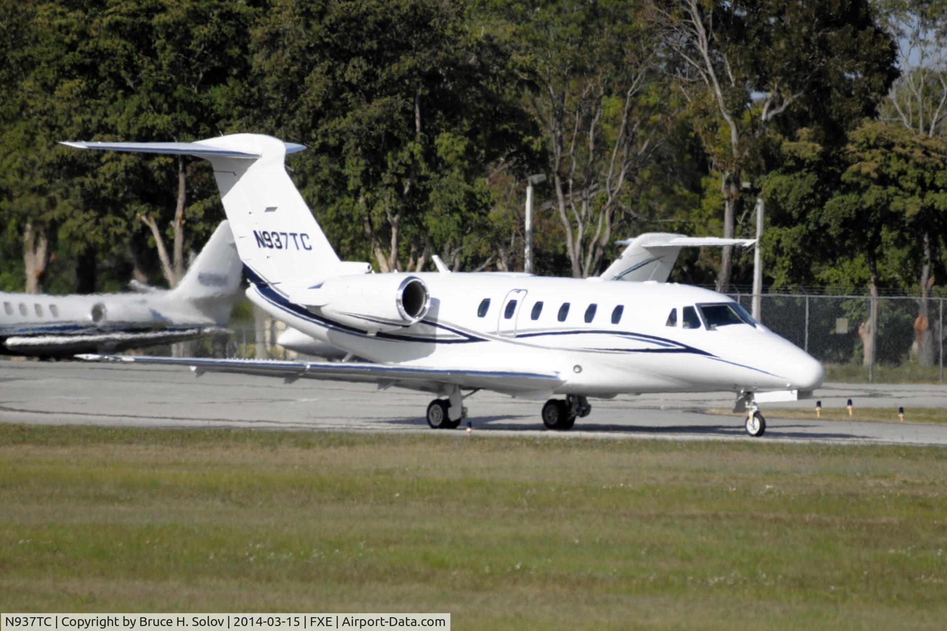 N937TC, 1995 Cessna Citation VII C/N 650-7049, At runway 8 for departure