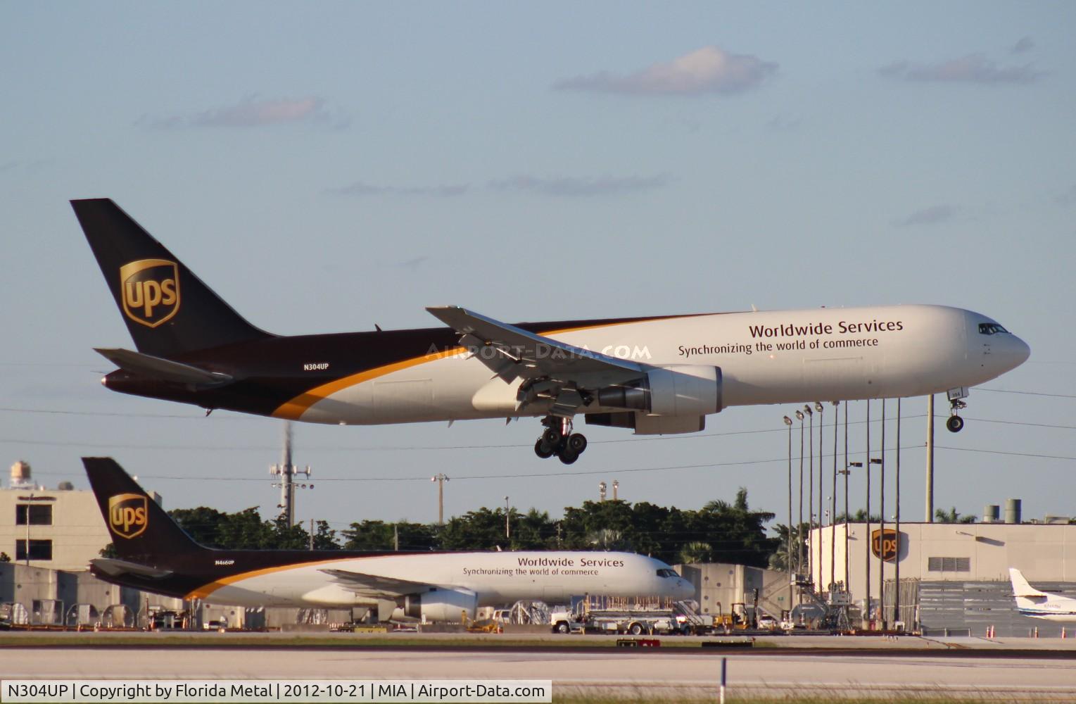 N304UP, 1995 Boeing 767-34AFER C/N 27242, UPS 767-300
