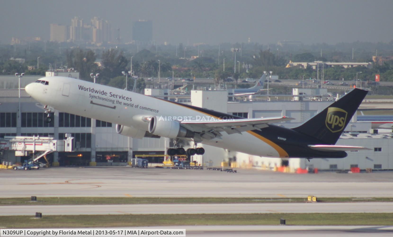 N309UP, 1996 Boeing 767-34AF C/N 27740, UPS 767-300