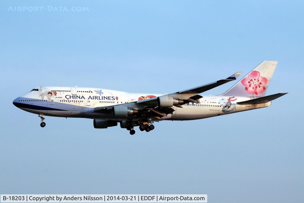 B-18203, Boeing 747-409 C/N 28711, On final for runway 25L.