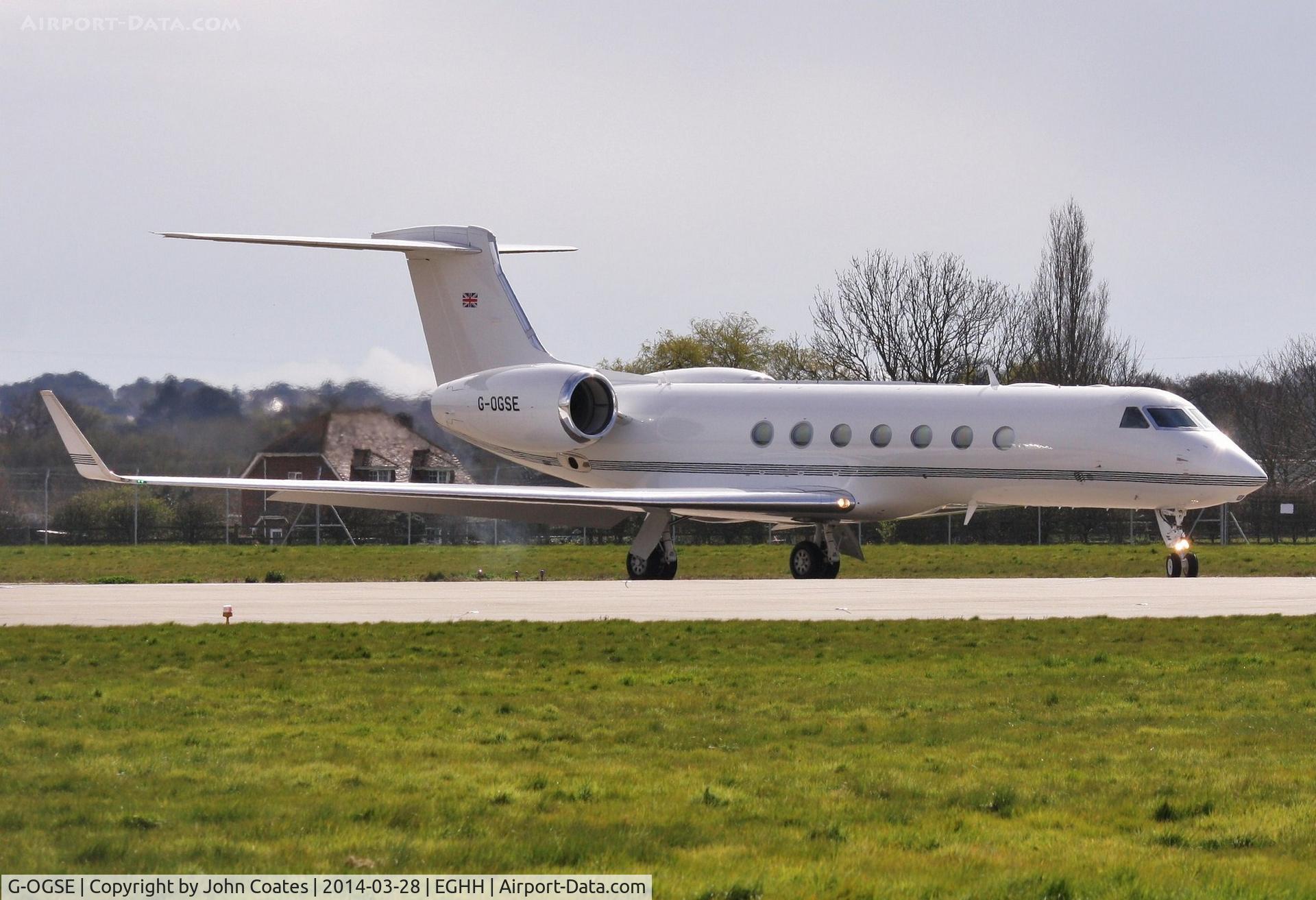 G-OGSE, 2014 Gulfstream Aerospace Gulfstream GV-SP C/N 5453, Backtracking to depart after 10 minute visit