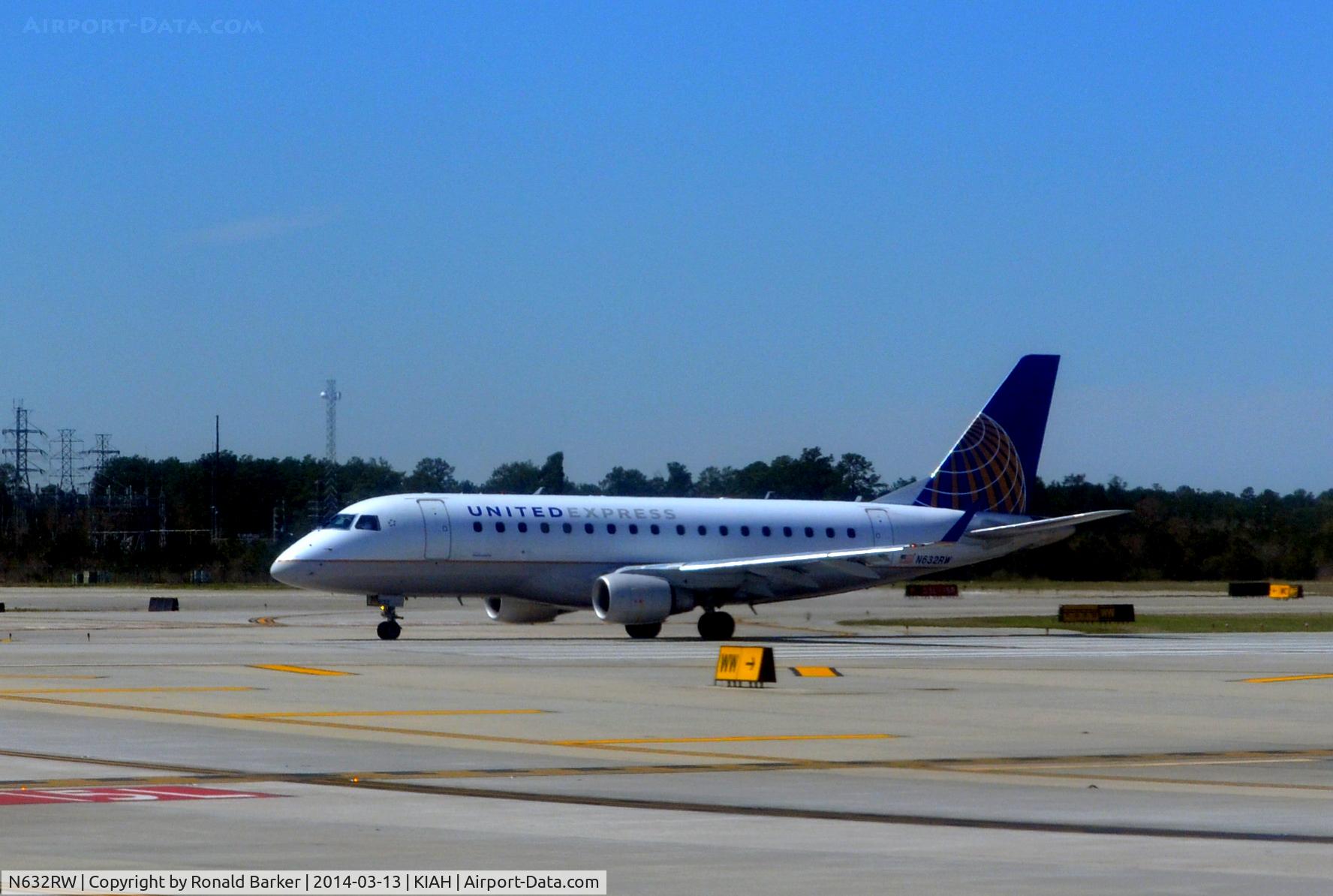 N632RW, 2004 Embraer 170SE (ERJ-170-100SE) C/N 17000050, Takeoff Houston