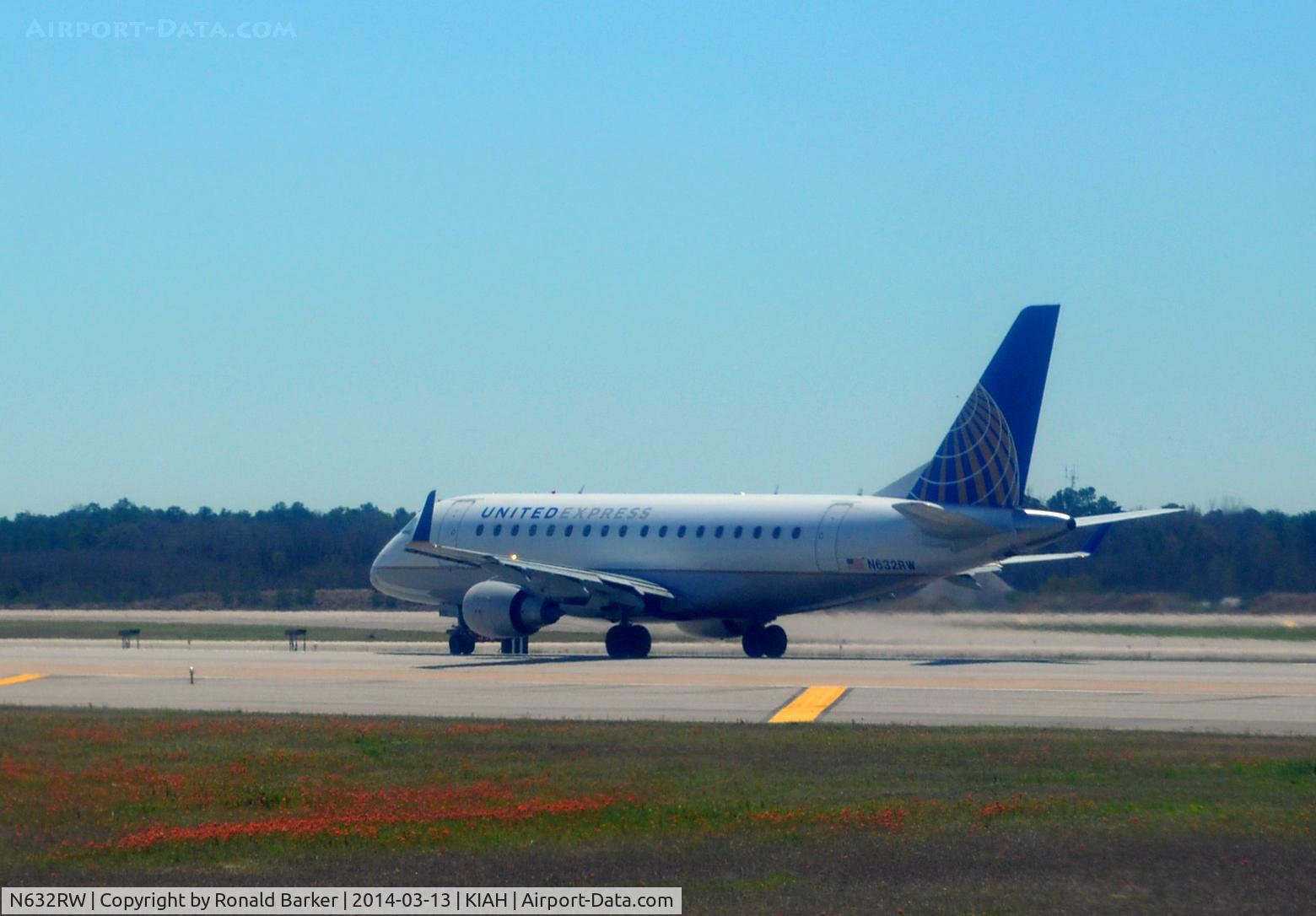 N632RW, 2004 Embraer 170SE (ERJ-170-100SE) C/N 17000050, Takeoff roll Houston
