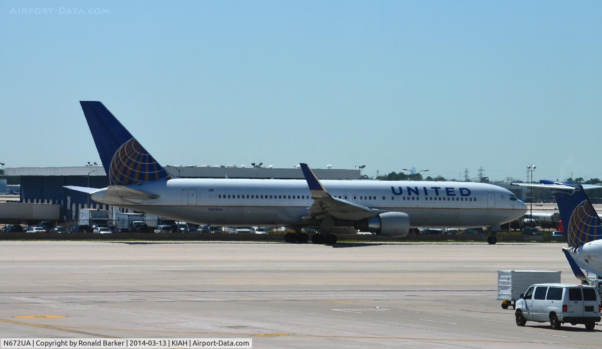 N672UA, 1999 Boeing 767-322 C/N 30027, Taxi Houston