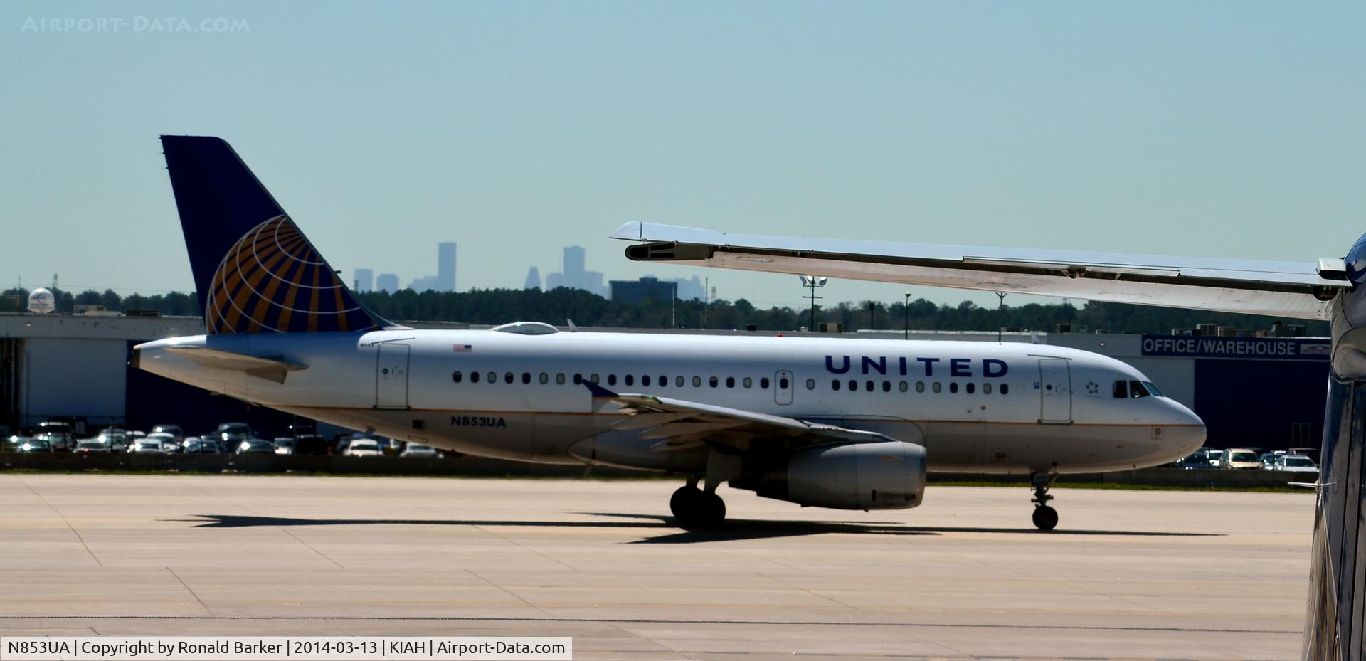 N853UA, 2002 Airbus A319-131 C/N 1688, Taxi Houston