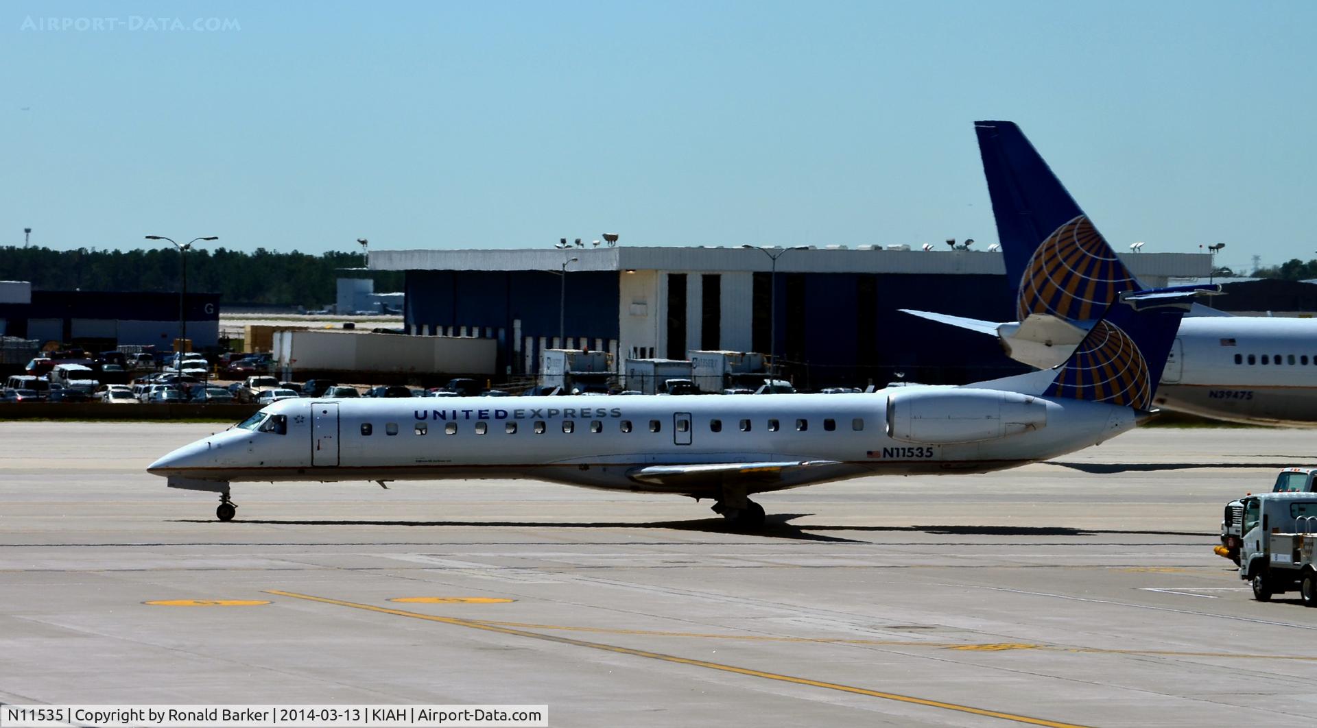 N11535, 2001 Embraer ERJ-145LR (EMB-145LR) C/N 145518, Taxi Houston