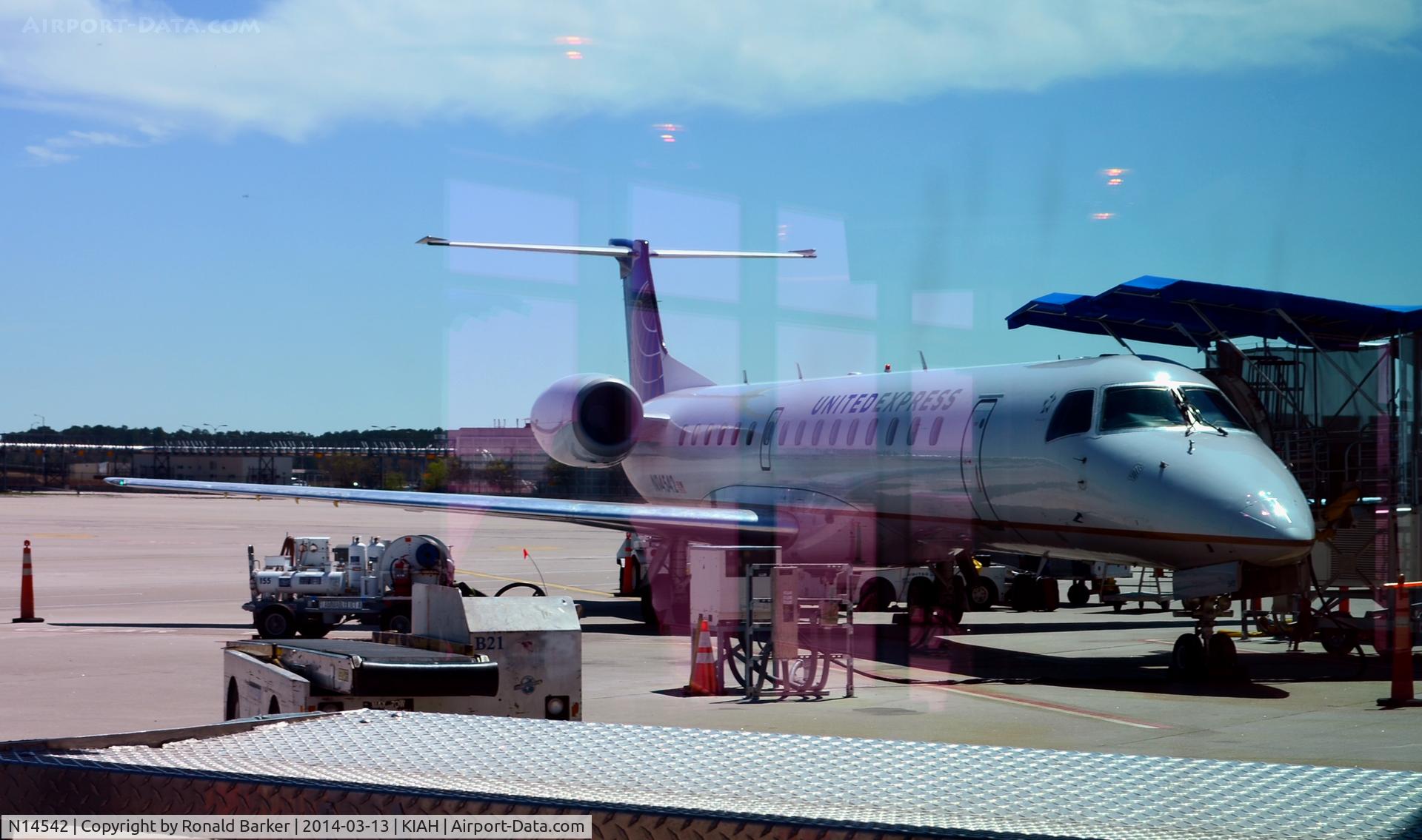 N14542, 2001 Embraer ERJ-145LR (EMB-145LR) C/N 145547, At the gate Houston