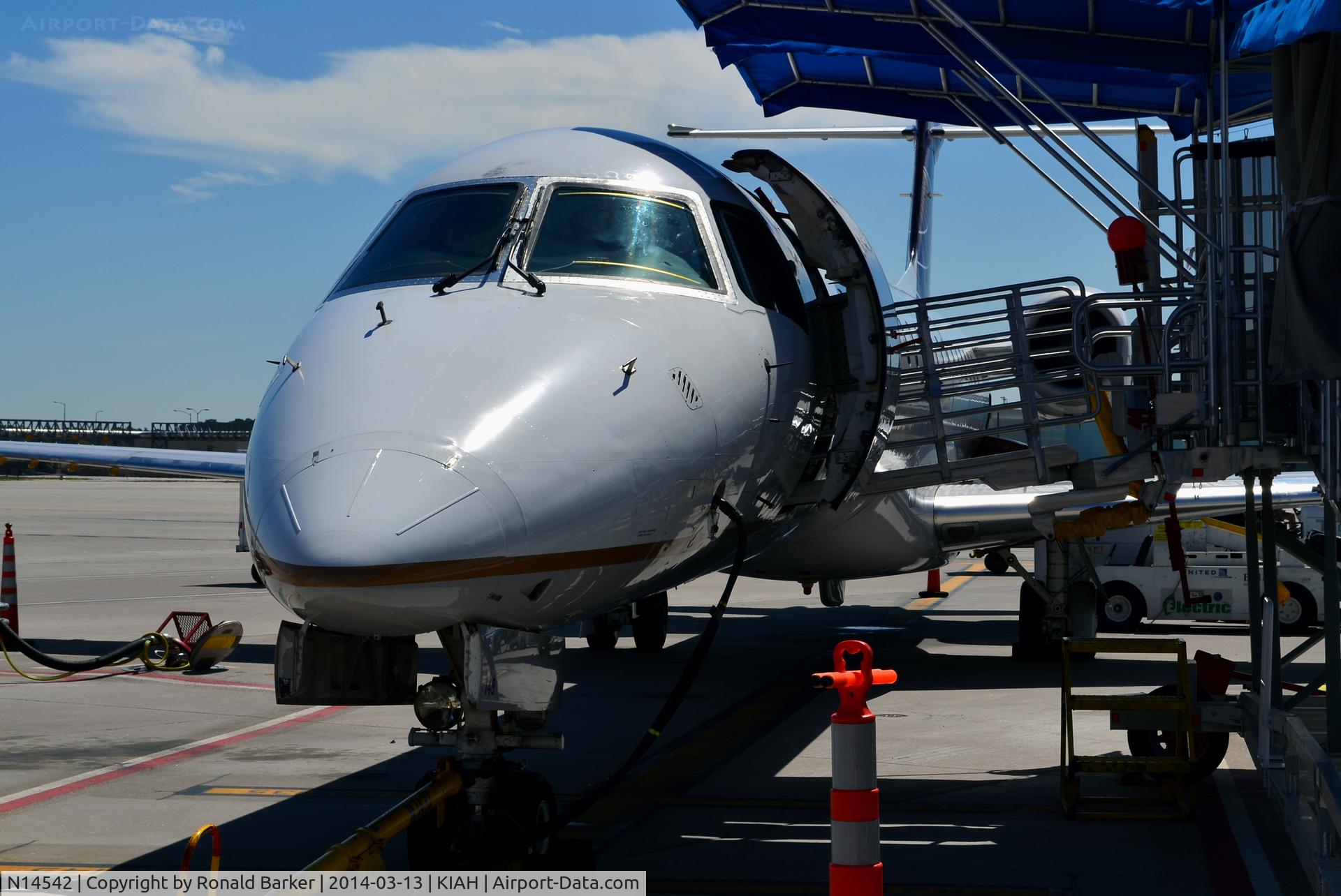 N14542, 2001 Embraer ERJ-145LR (EMB-145LR) C/N 145547, At the gate Houston