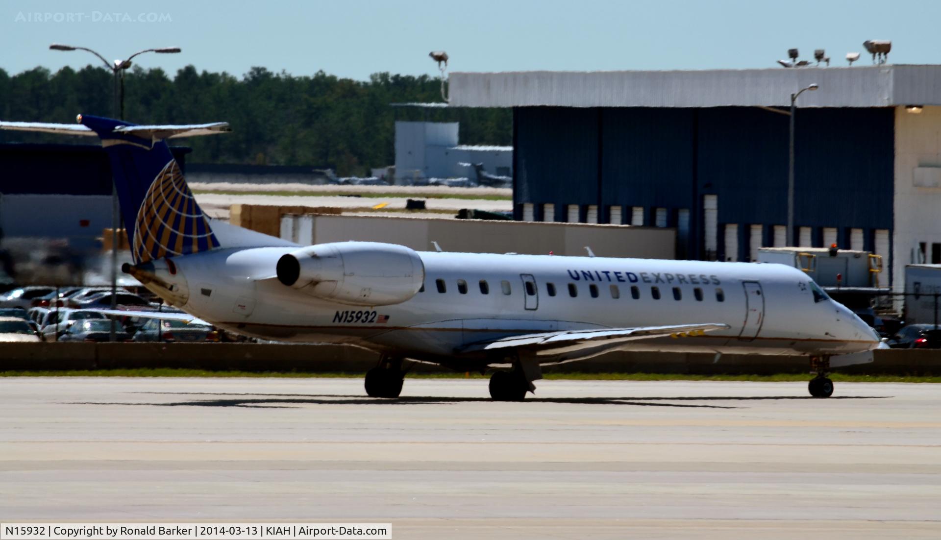 N15932, 1997 Embraer EMB-145EP (ERJ-145EP) C/N 145015, Taxi Houston