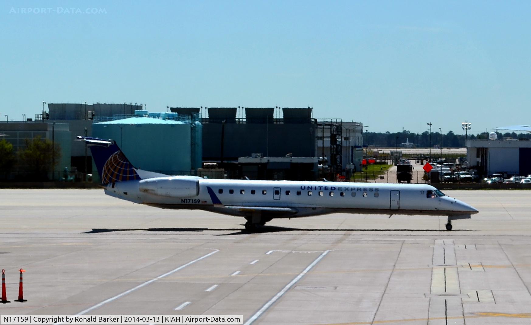 N17159, 2004 Embraer ERJ-145XR (EMB-145XR) C/N 145792, Taxi Houston
