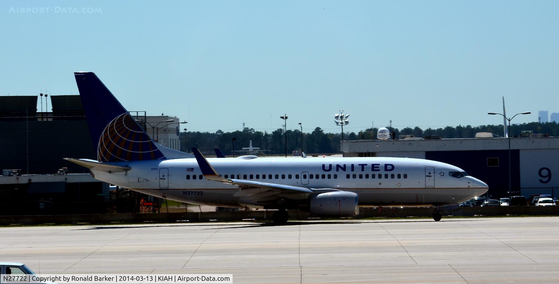 N27722, 1999 Boeing 737-724 C/N 28789, Taxi Houston