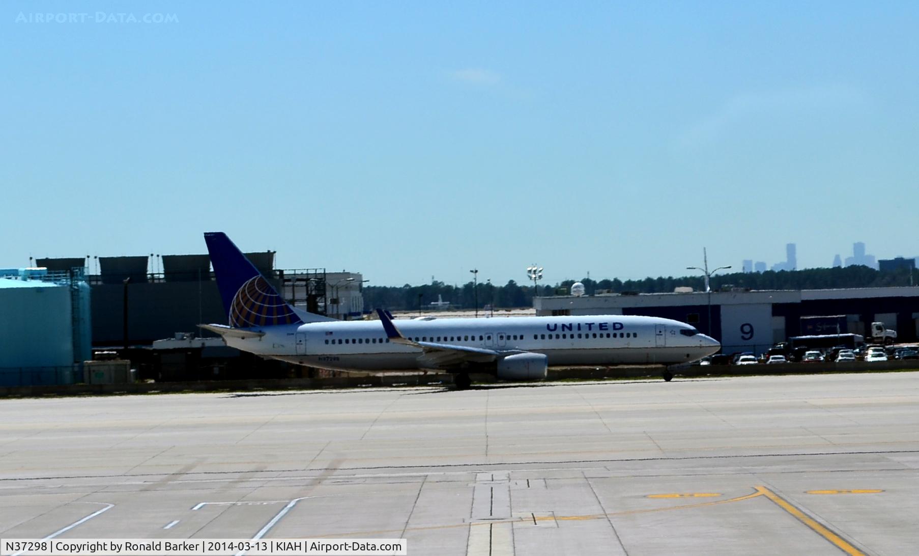 N37298, 2005 Boeing 737-824 C/N 34004, Taxi Houston