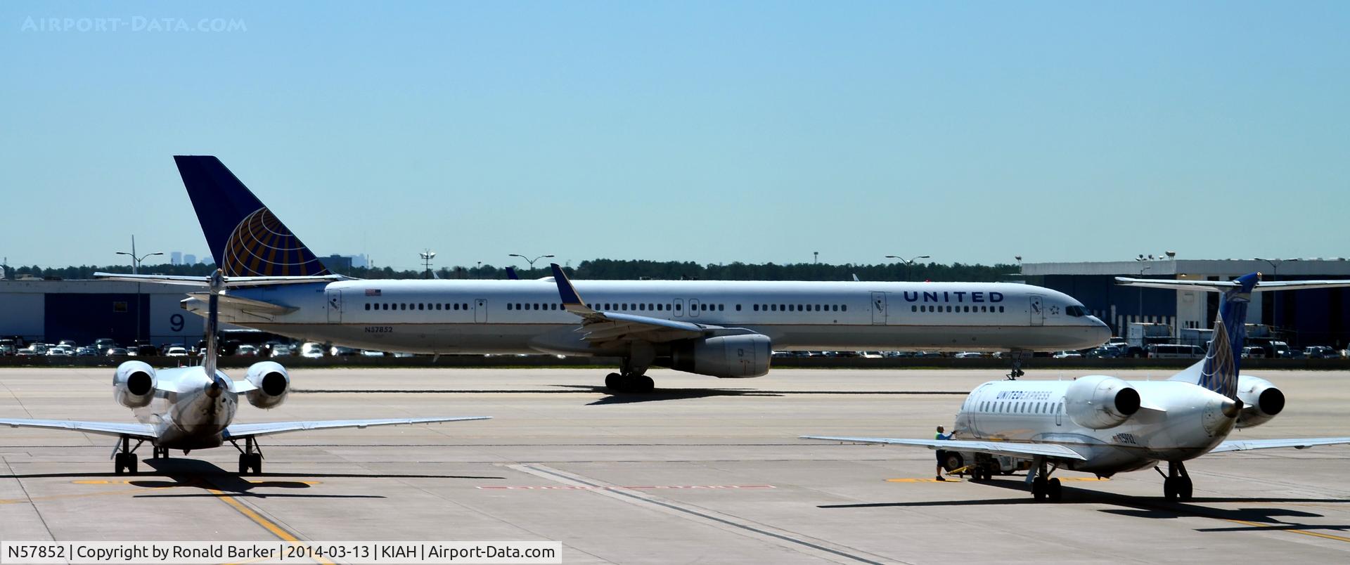 N57852, 2001 Boeing 757-324 C/N 32811, Taxi Houston