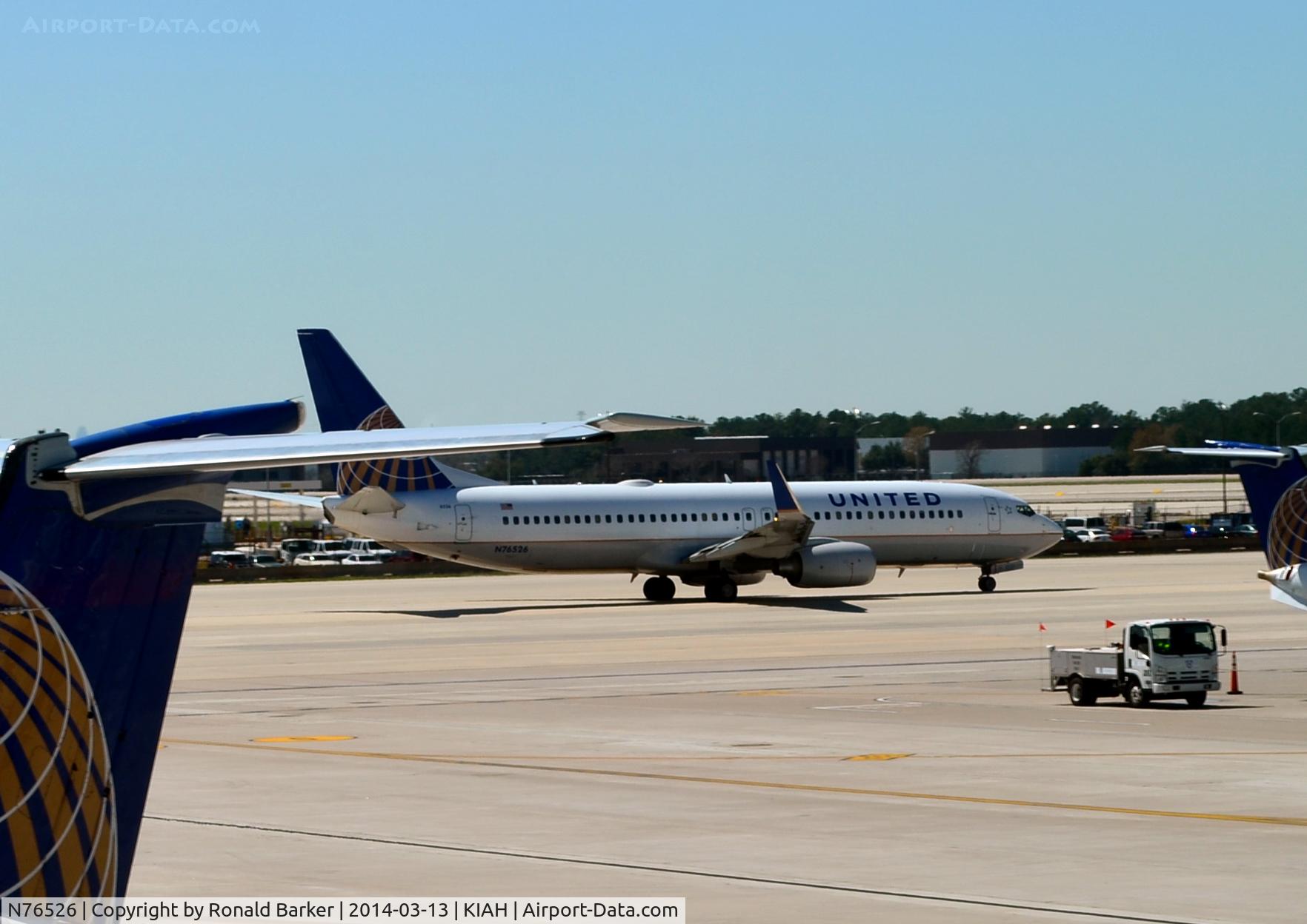 N76526, 2010 Boeing 737-824 C/N 38700, Taxi Houston